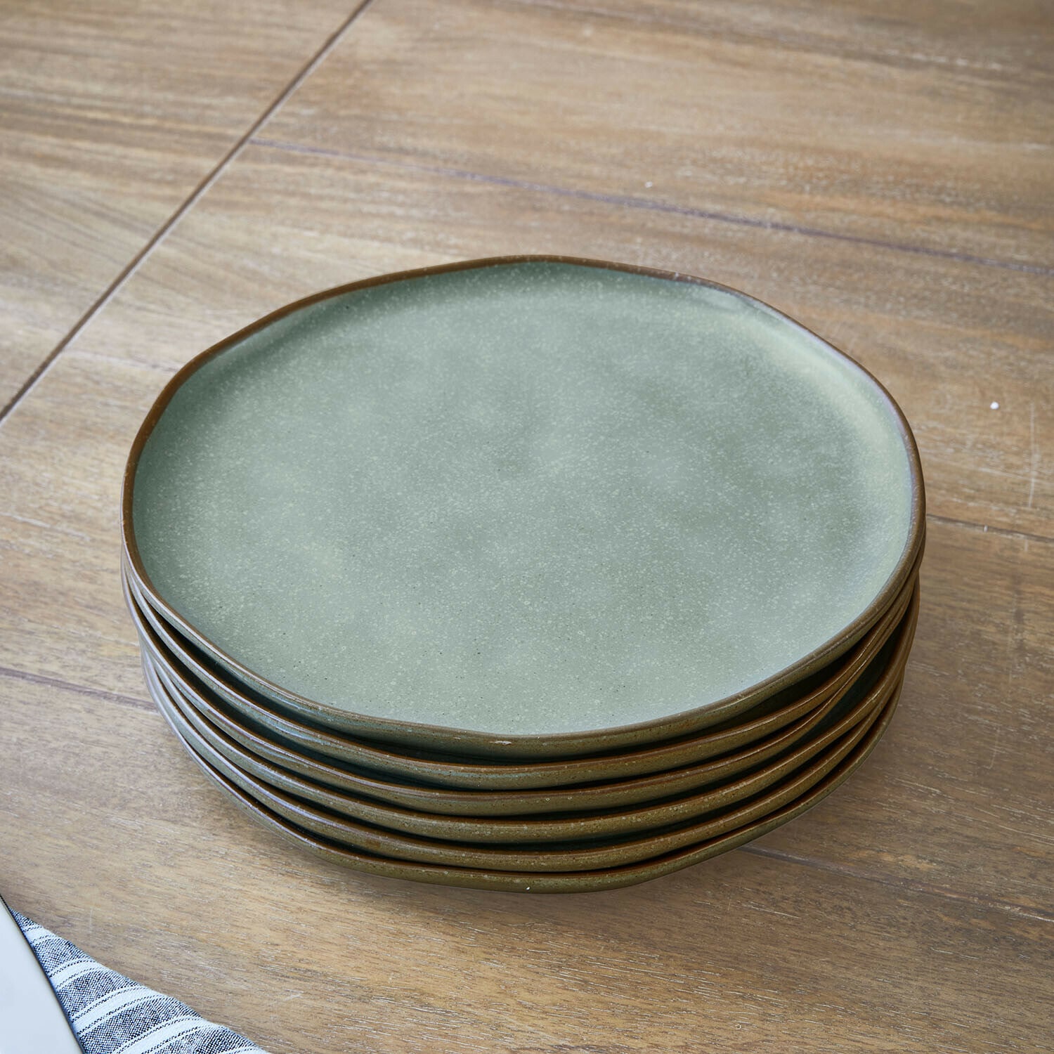 Teller 6er Set Biarré Grünes Keramikteller-Set mit braunem Rand auf Holztisch, Küchen- und Essgeschirr