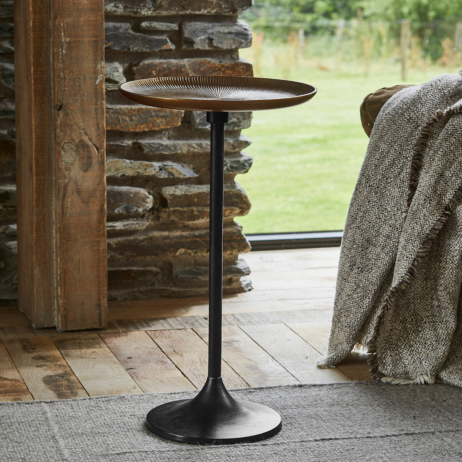 Beistelltisch Elmsford Beistelltisch aus Metall mit brauner Platte und schwarzem Fuß, ideal für Wohnzimmer und Deko.