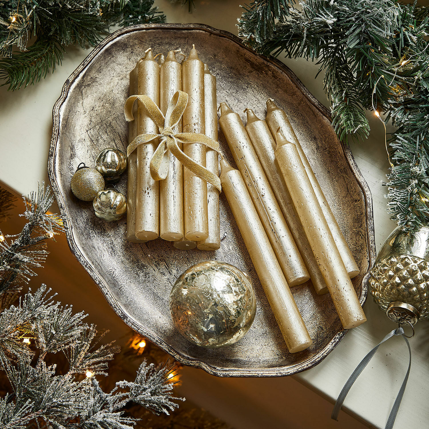Kerze 12er Set Bauceau Set goldener Dekokerzen auf silbernem Tablett mit Weihnachtskugeln und grünen Zweigen