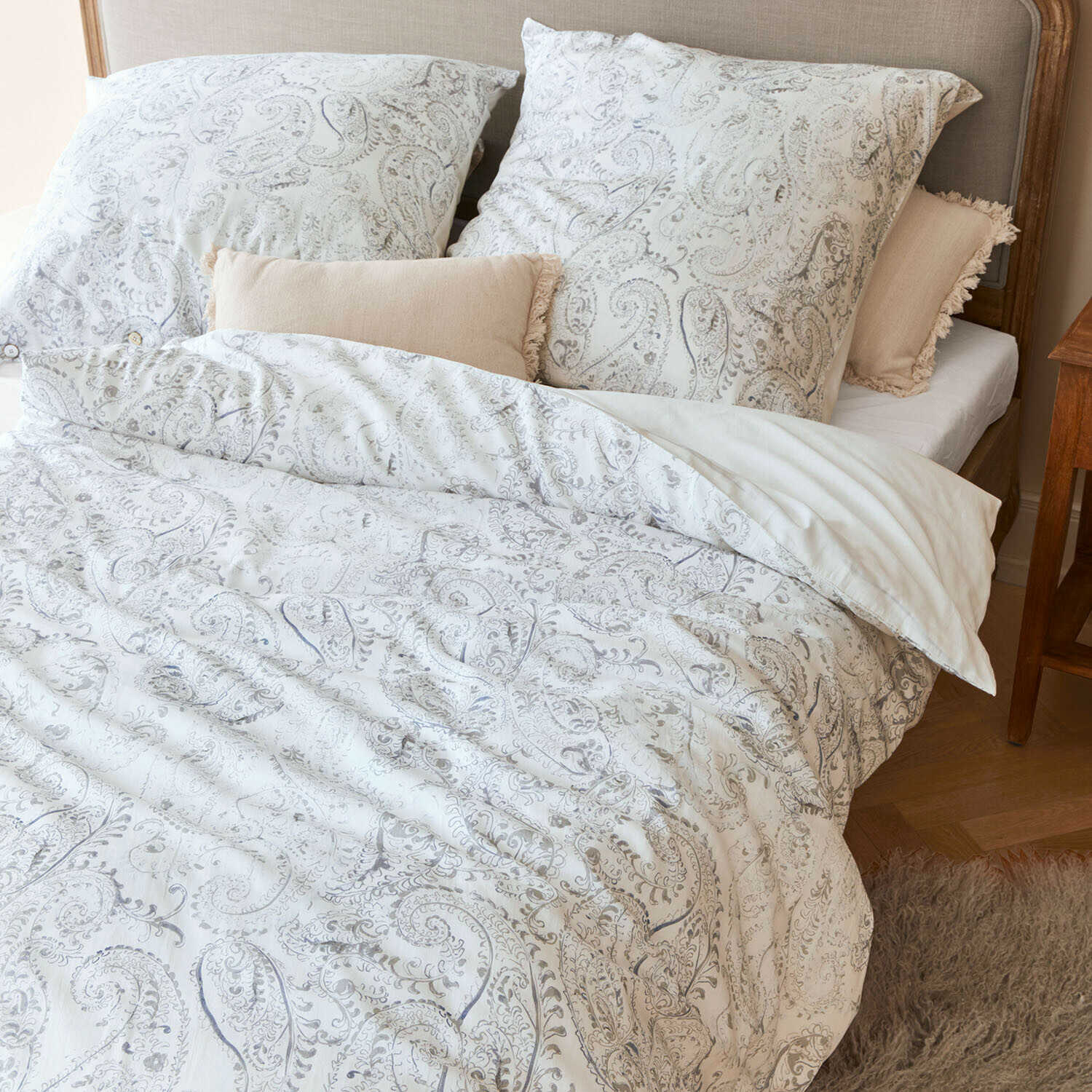Bettwäsche Caselia Bettwäsche aus Baumwolle mit hellem Paisley-Muster auf Bett mit beigen Dekokissen