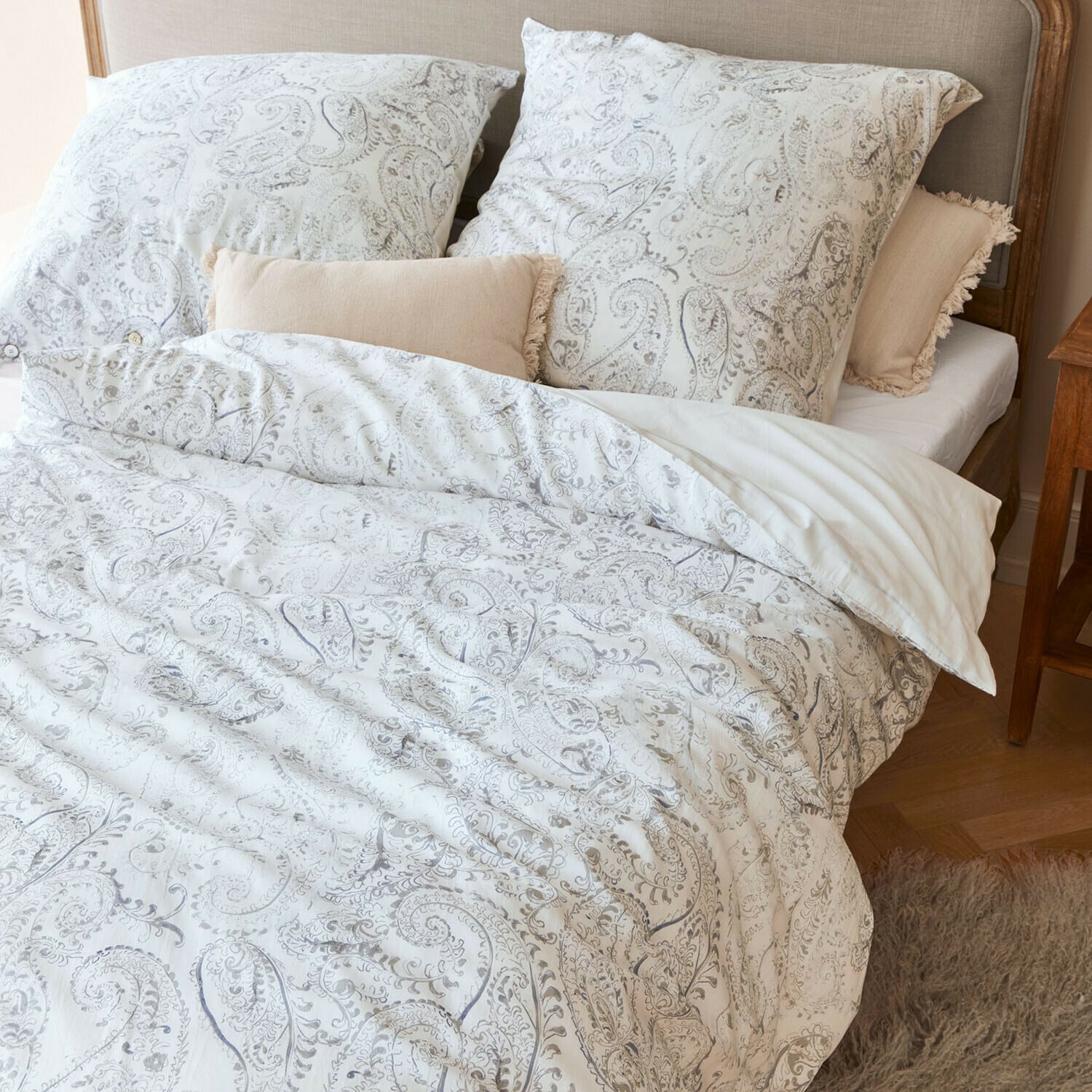 Bettwäsche Caselia Bettwäsche aus Baumwolle mit hellem Paisley-Muster auf Bett mit beigen Dekokissen