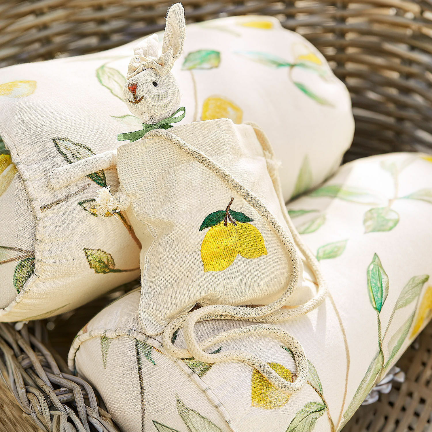 Tasche Palerina Leinentasche mit Zitronenmotiv und Plüschhase auf Kissen mit Zitronenmuster im Korbsessel