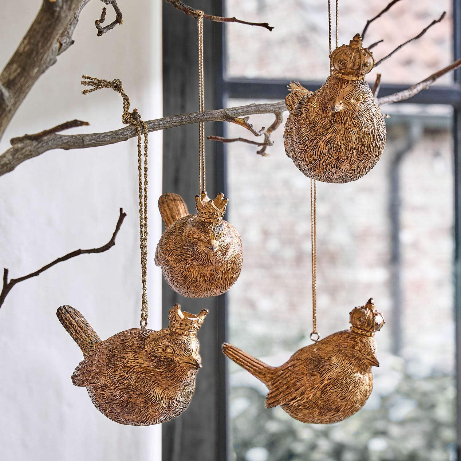 Anhänger 4er Set Dottica Goldene Vogelanhänger aus Metall mit Kronen, hängend an Zweigen als festliche Wohnaccessoires