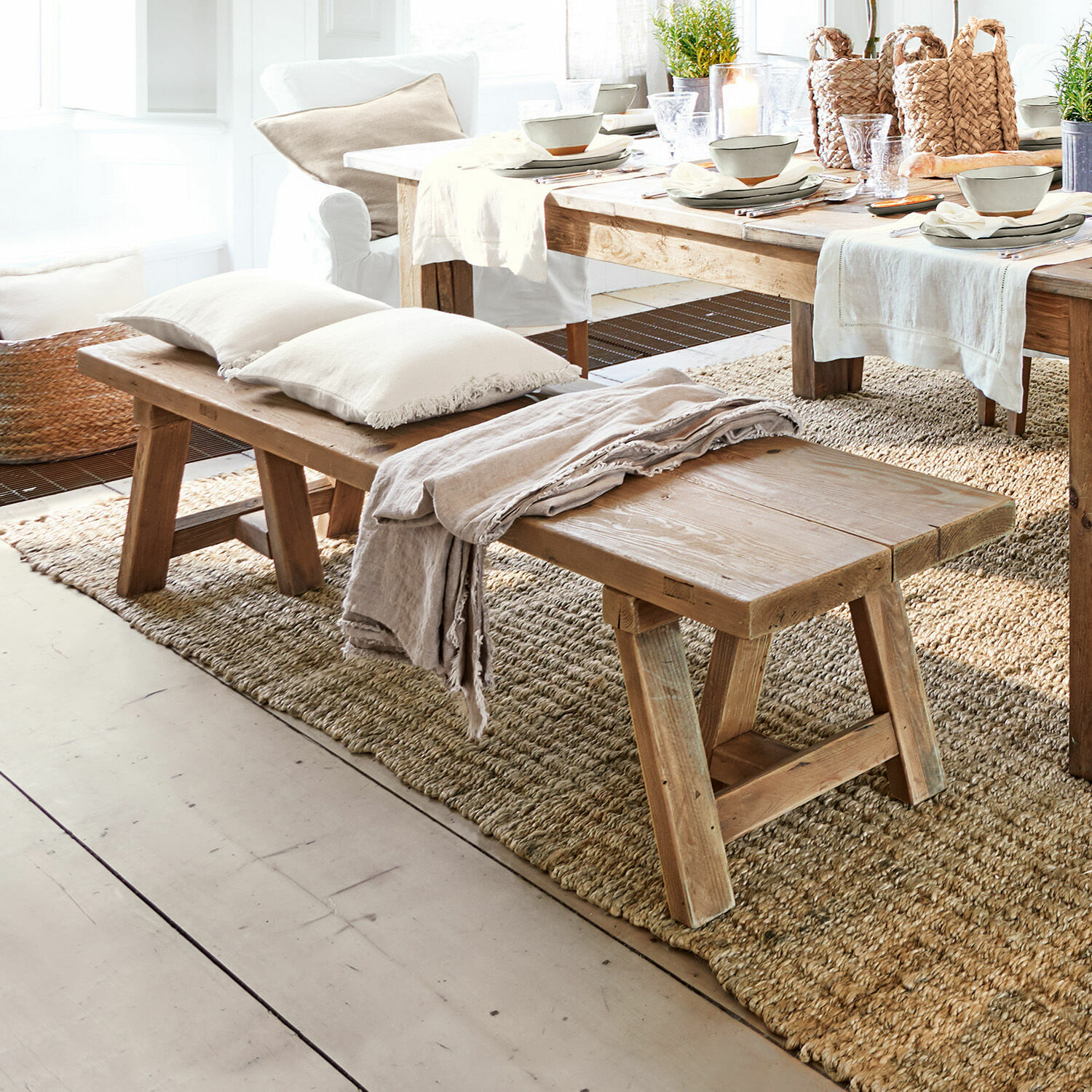 Bank Amherst Holzbank in Naturfarbe mit Kissen und Decke auf Teppich in hellem Wohnzimmer
