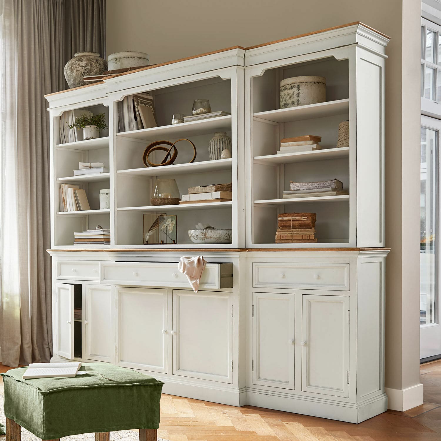 Schrank Highcliffe Weiße Holzvitrine mit Regalen und Schubladen im Vintage-Stil fürs Wohnzimmer