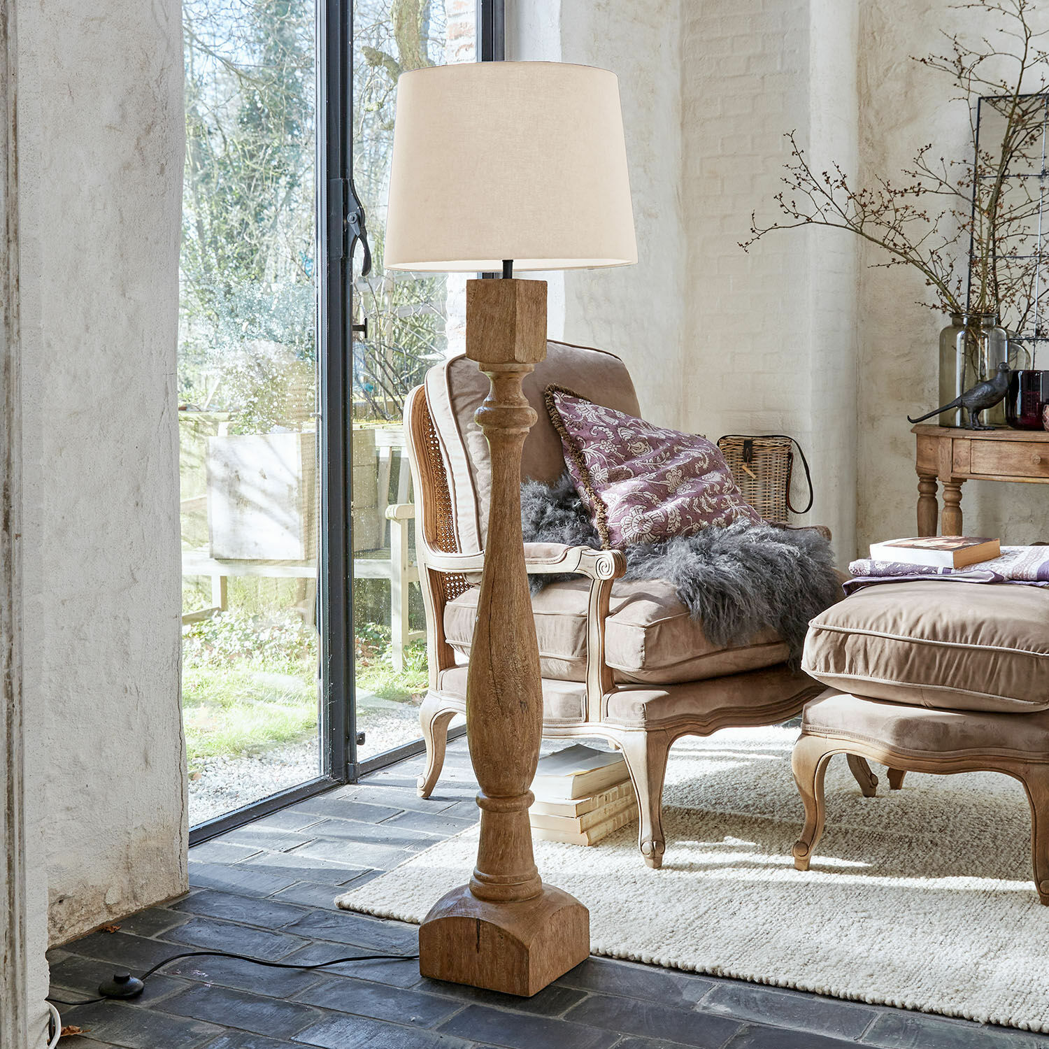 Stehlampe Fernisto Stehlampe aus Holz mit beigem Lampenschirm in gemütlichem Wohnzimmer mit Sesseln und Teppich