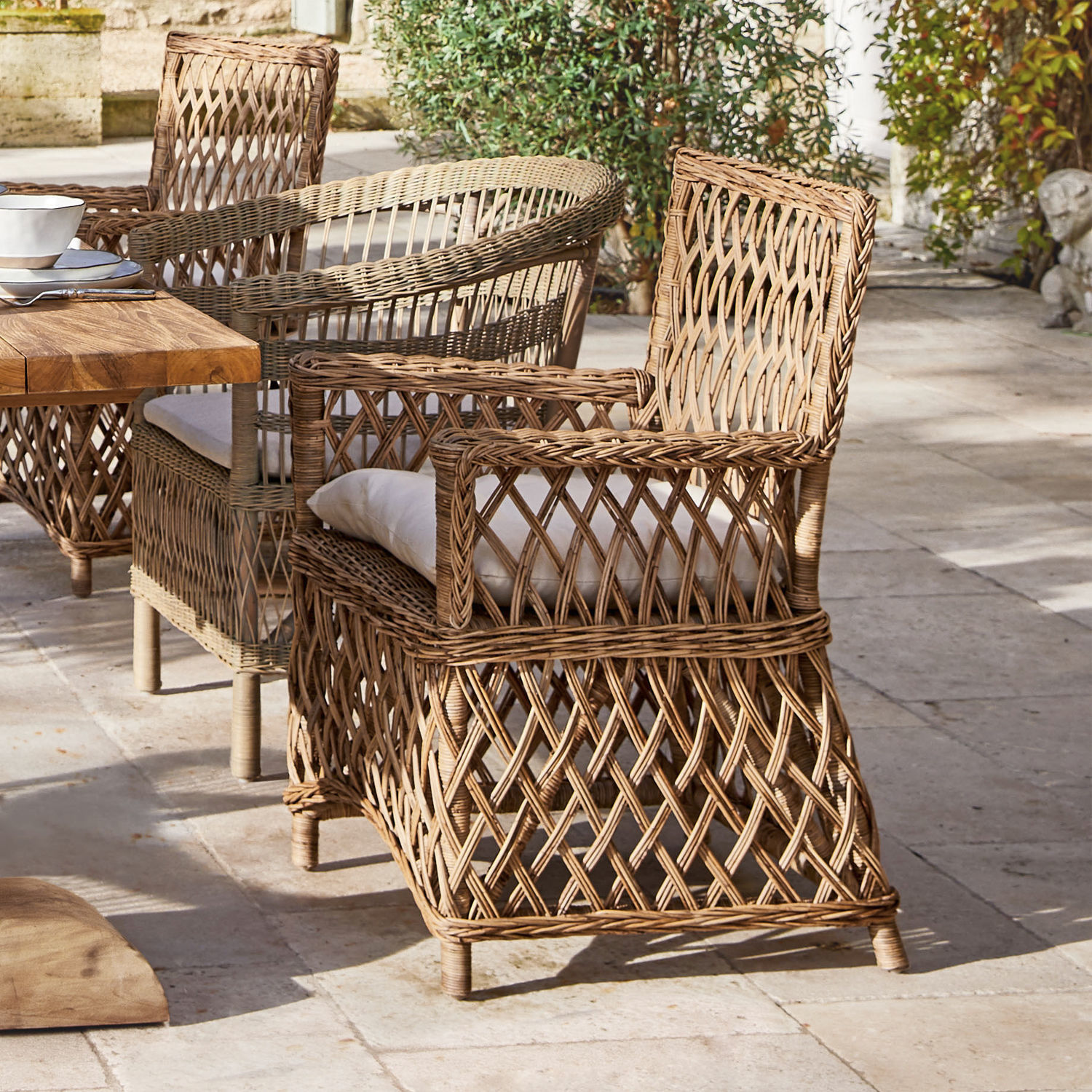Sessel Elkiovar Rattanstuhl in Naturfarbe mit weißem Kissen für Terrasse oder Gartenmöbel