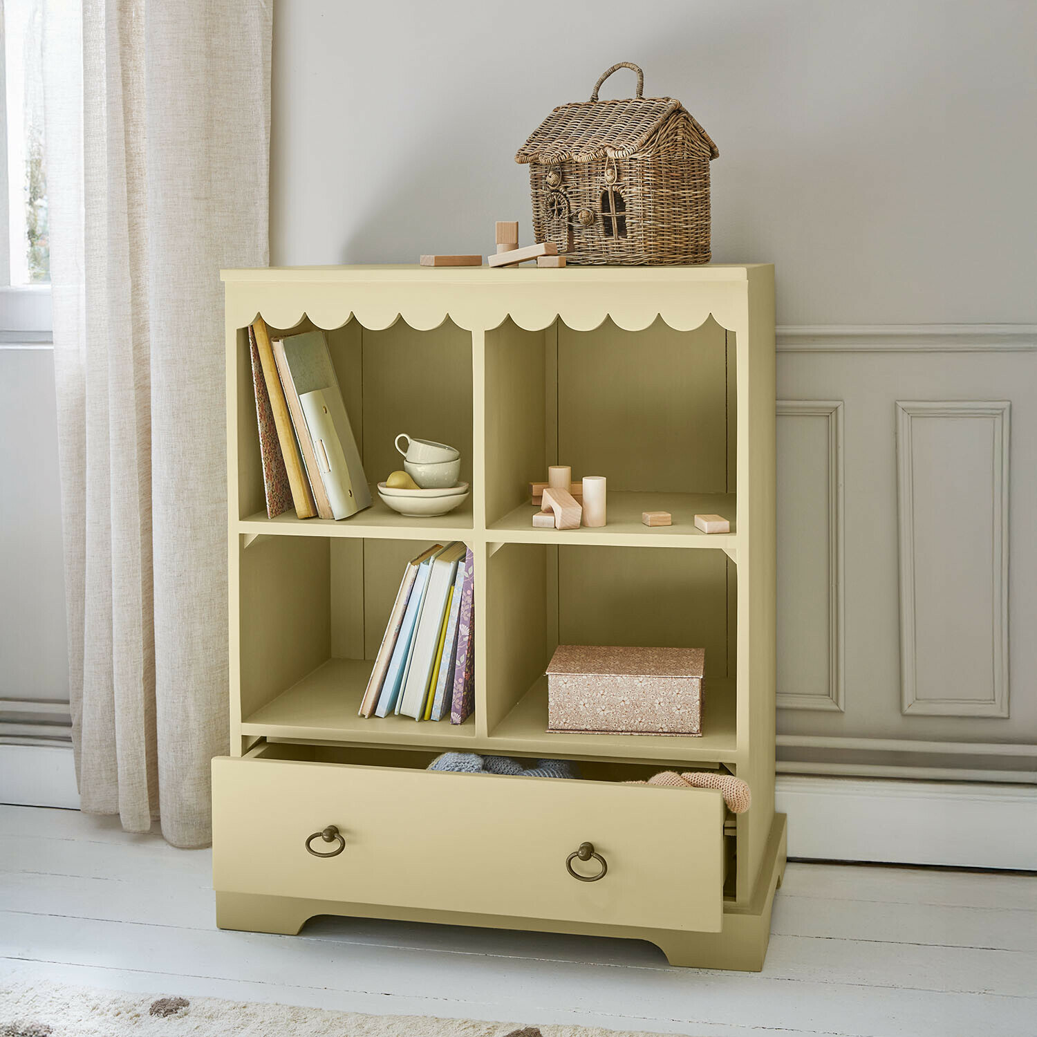 Kinderregal Frollin Beige Holzkommode mit vier Fächern und Schublade, dekorativer Korb aus Weide oben