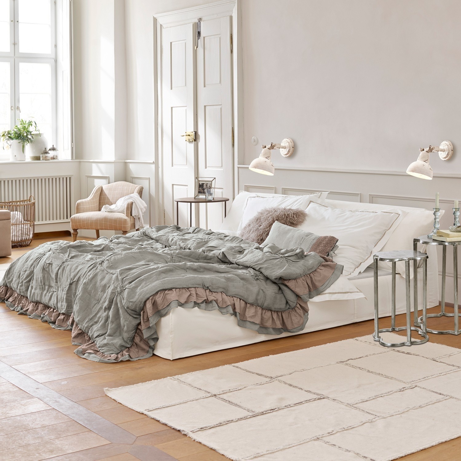 Bett Cottonwood Gemütliches Schlafzimmer mit weißem Bett und graugrüner Rüschendecke auf hellem Holzboden
