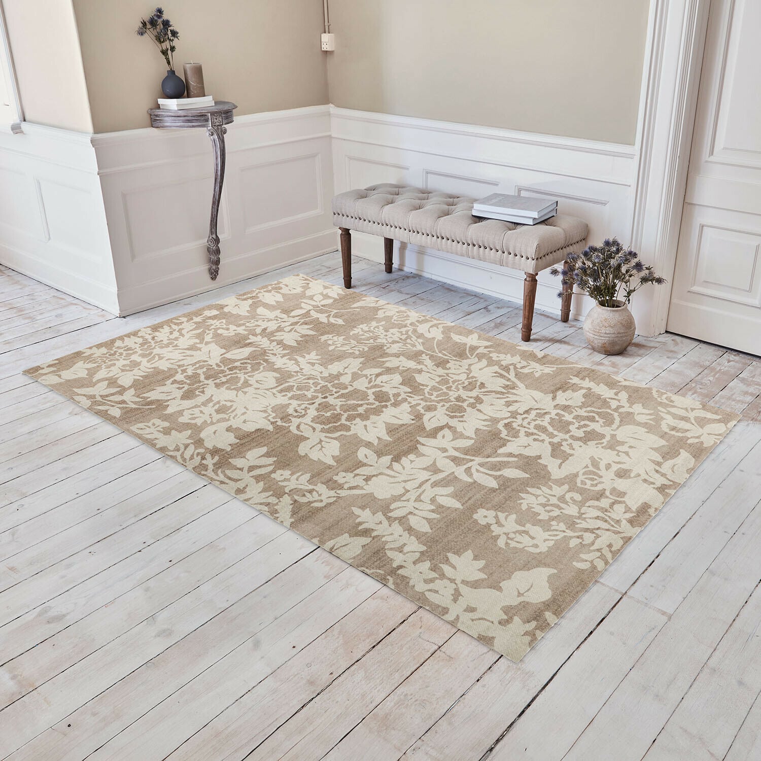 Teppich Casamira Beigefarbener Teppich mit floralem Muster auf hellem Holzboden in elegantem Raum