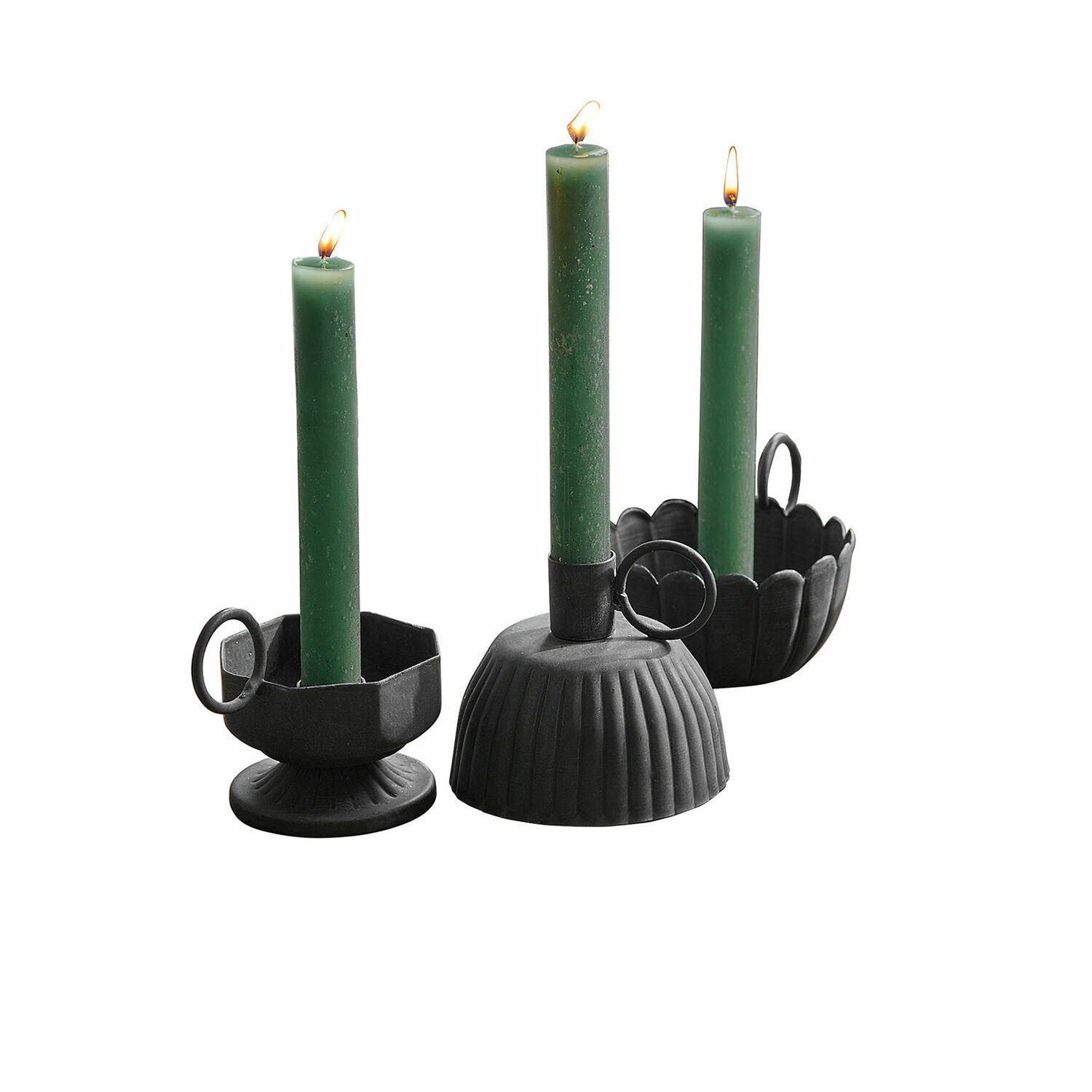 Set aus drei schwarzen Metall-Kerzenhaltern mit grünen Kerzen für Wohnraumdekoration
