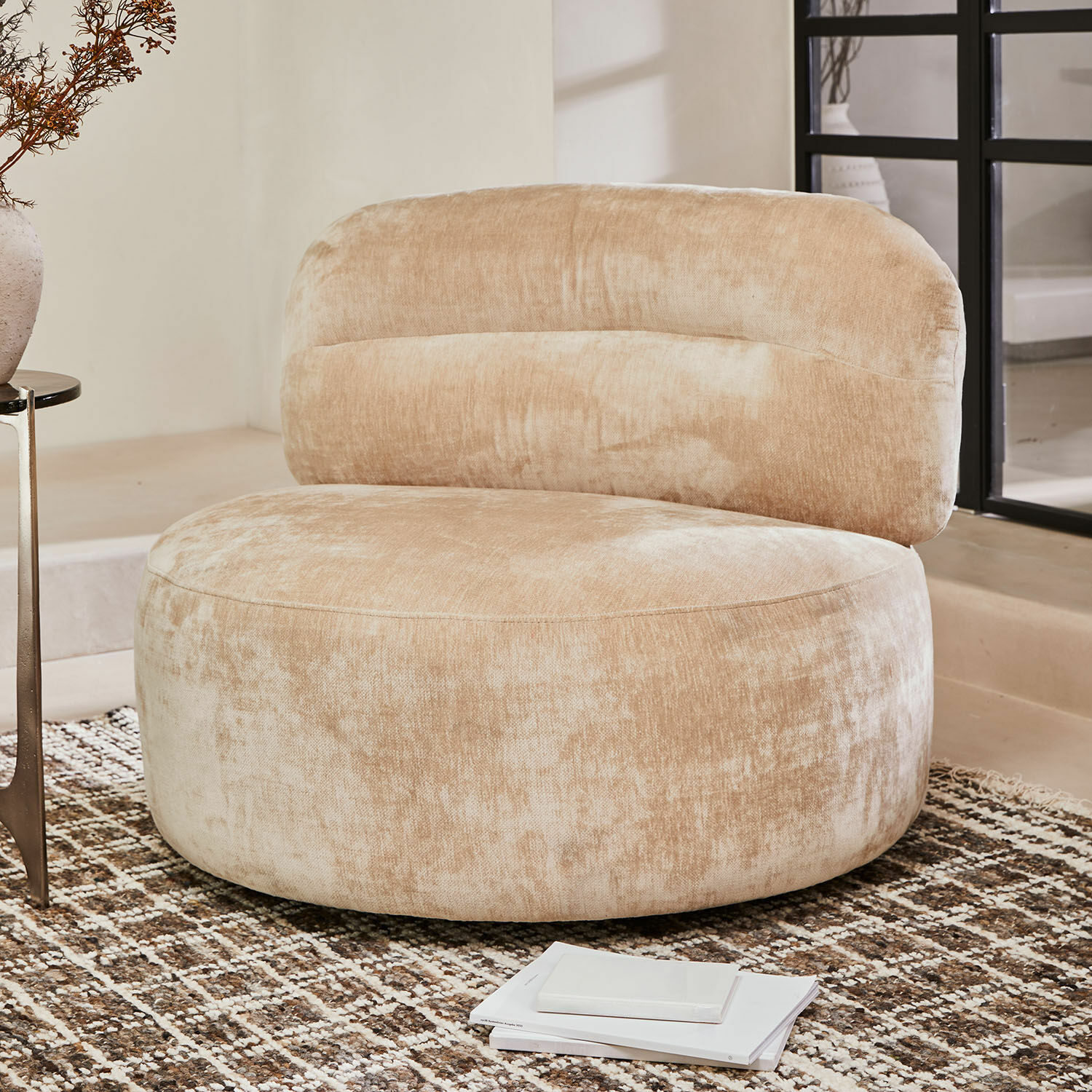 Beiger Sessel aus weichem Stoff auf Teppich, moderner Wohnzimmersessel mit bequemem Sitz