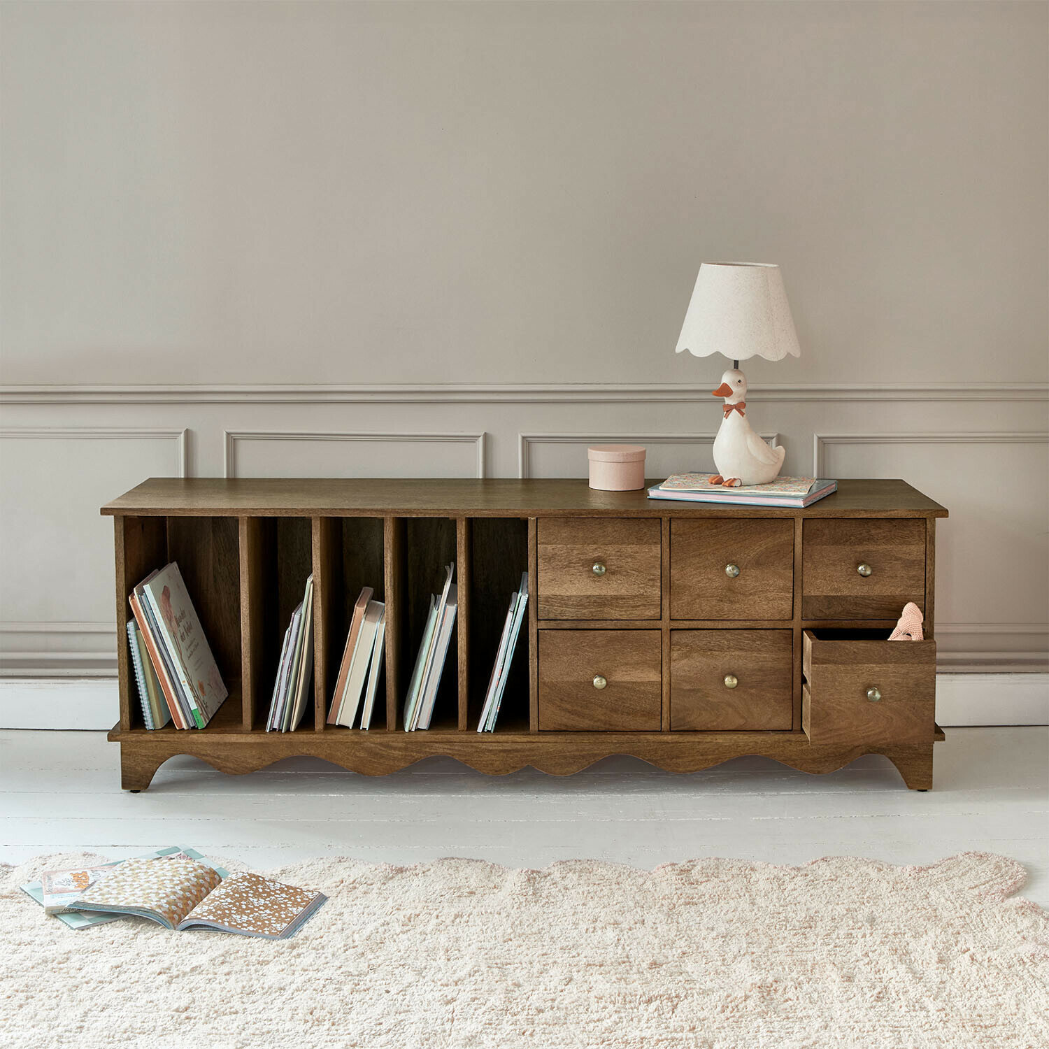 Sideboard Jomilas Braunes Holzsideboard mit sechs Schubladen und Bücherfächern, dekorative Entenlampe darauf