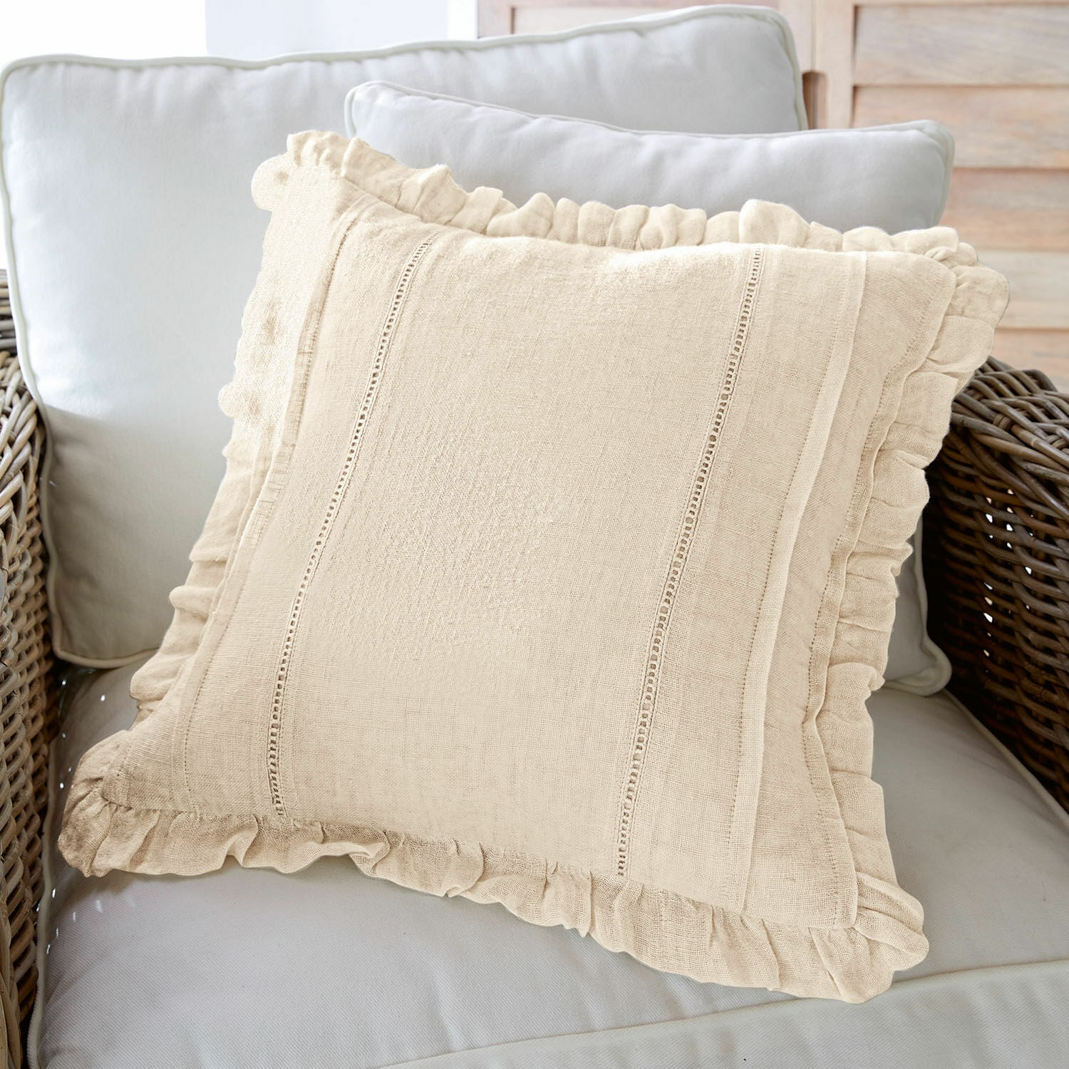 Kissenhülle Luritte Beige Leinen-Dekokissen mit Rüschen auf hellem Sofa, stilvolles Wohnaccessoire