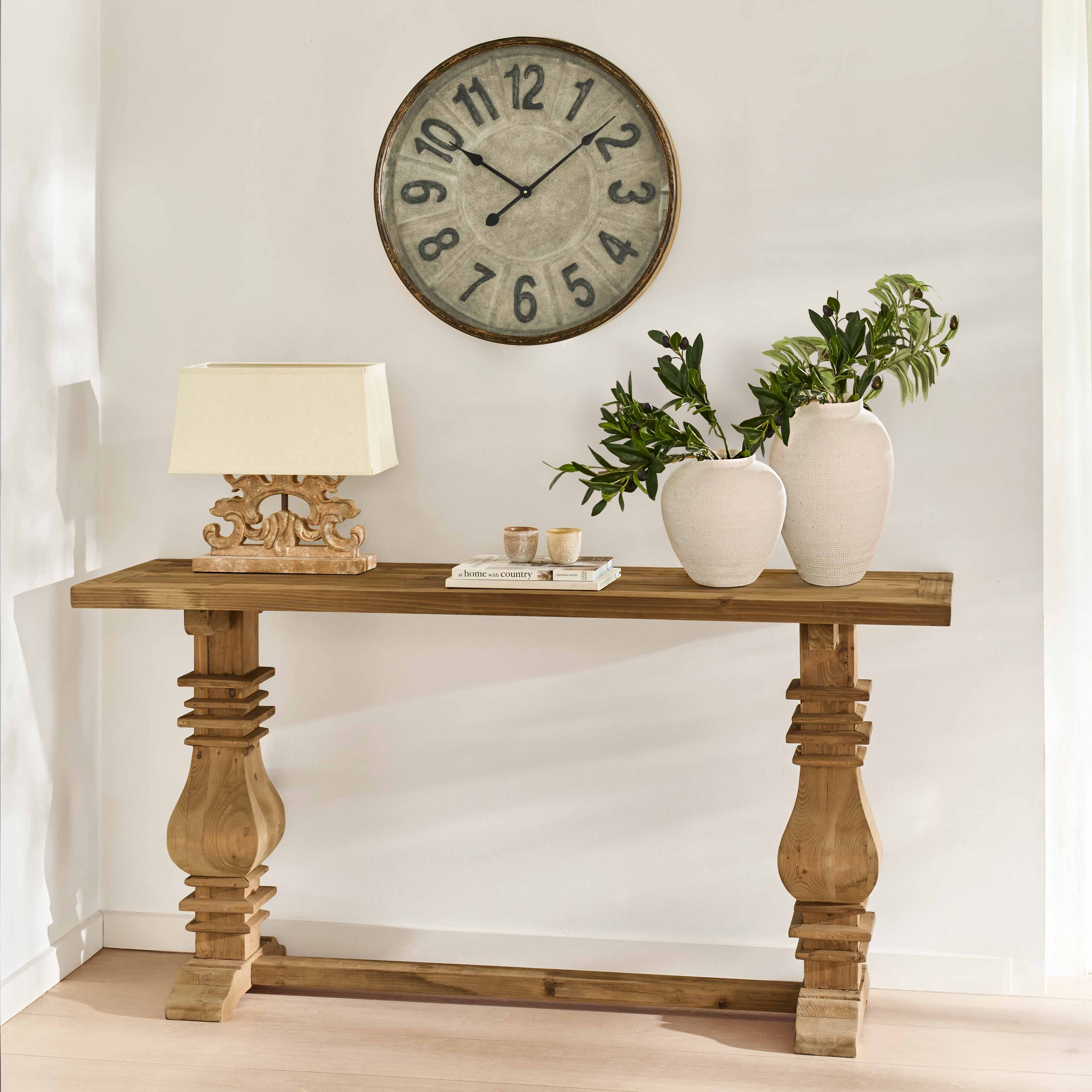 Massive Holz-Konsole mit verzierten Beinen, weißen Keramikvasen und Lampe vor hellem Hintergrund