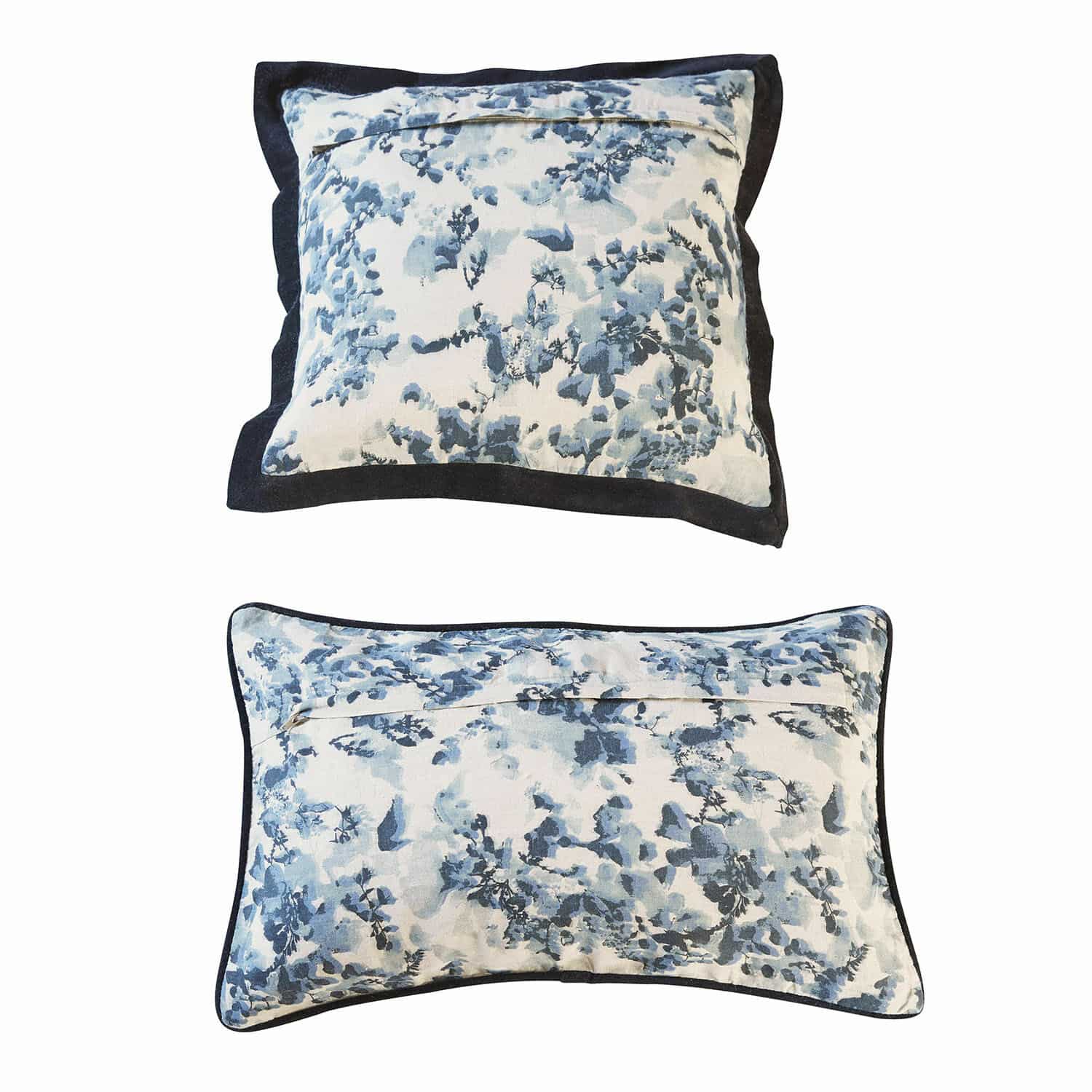 Set aus zwei dekorativen Baumwollkissen mit blau-weißem Blumenmuster und dunklem Rand