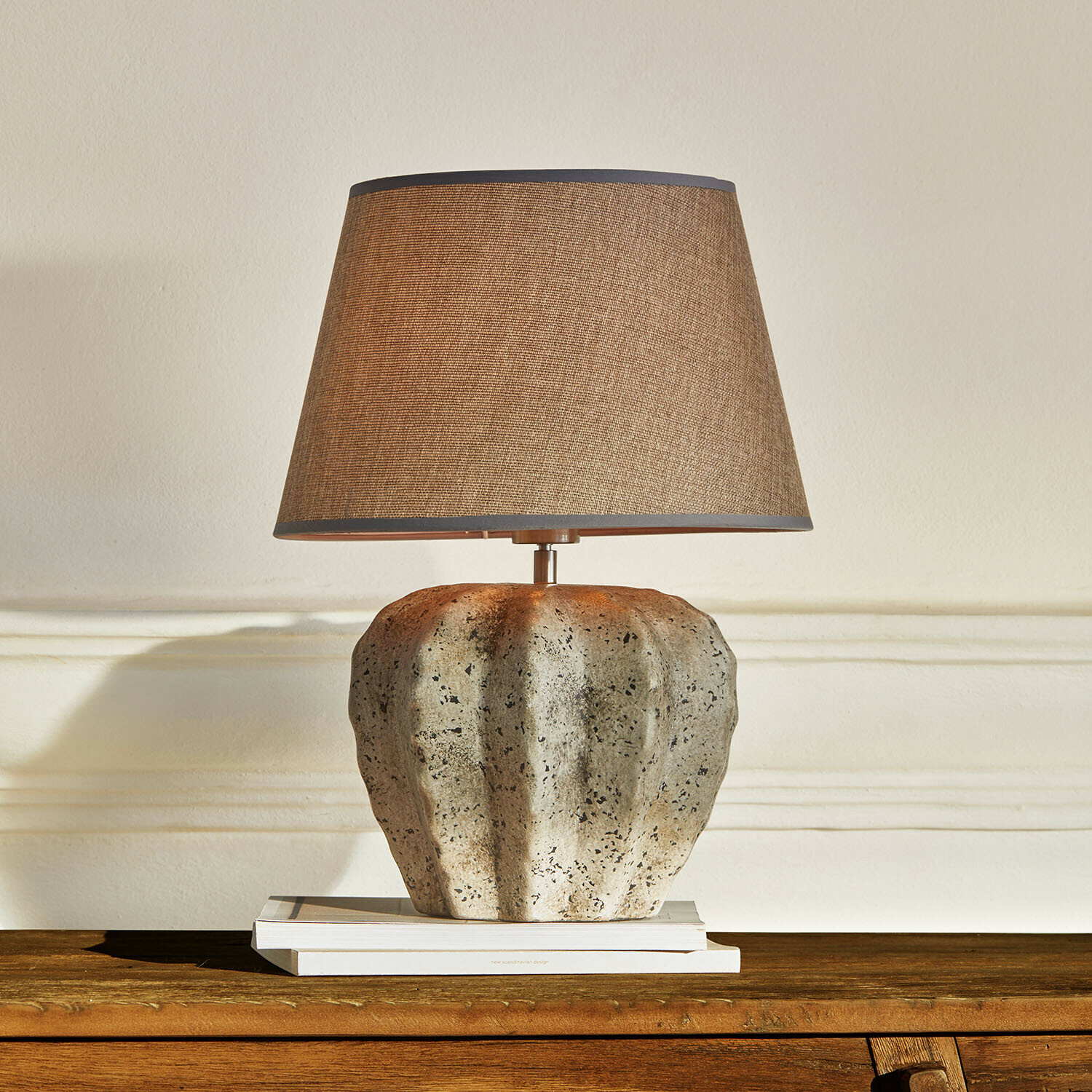 Tischlampe Émbrisse Tischlampe mit steinerner Basis und braunem Lampenschirm auf Holztisch, Wohnaccessoire