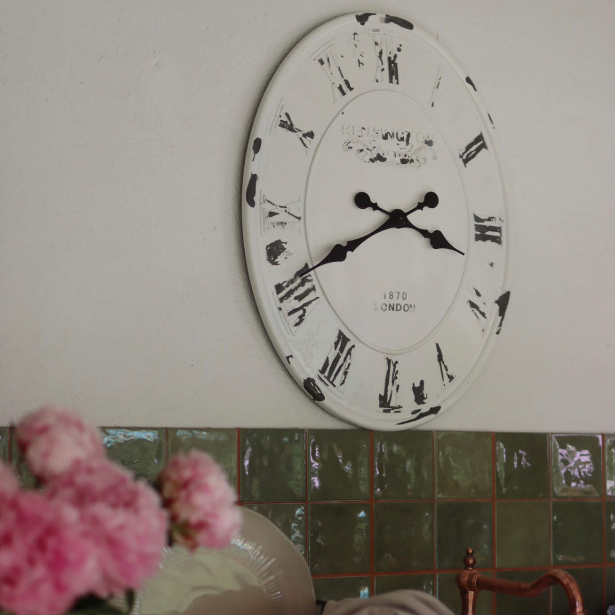 Weißer Metall-Wanduhr mit schwarzen römischen Ziffern und antikem Look zur Wohnraumdekoration