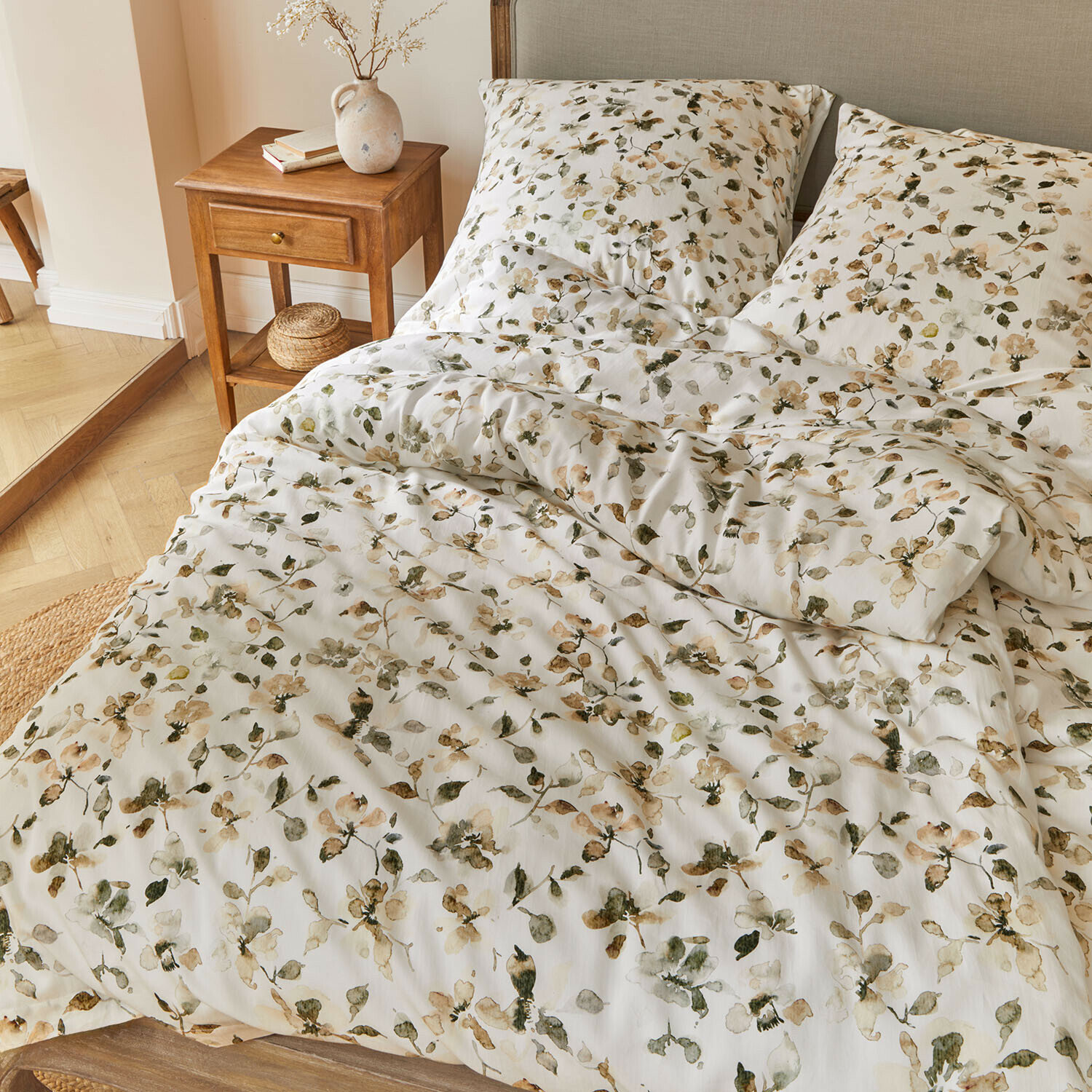 Bettwäsche Lavendrie Baumwoll-Bettwäsche mit floralem Muster in Grün- und Beigetönen auf weißem Hintergrund im Schlafzimmer