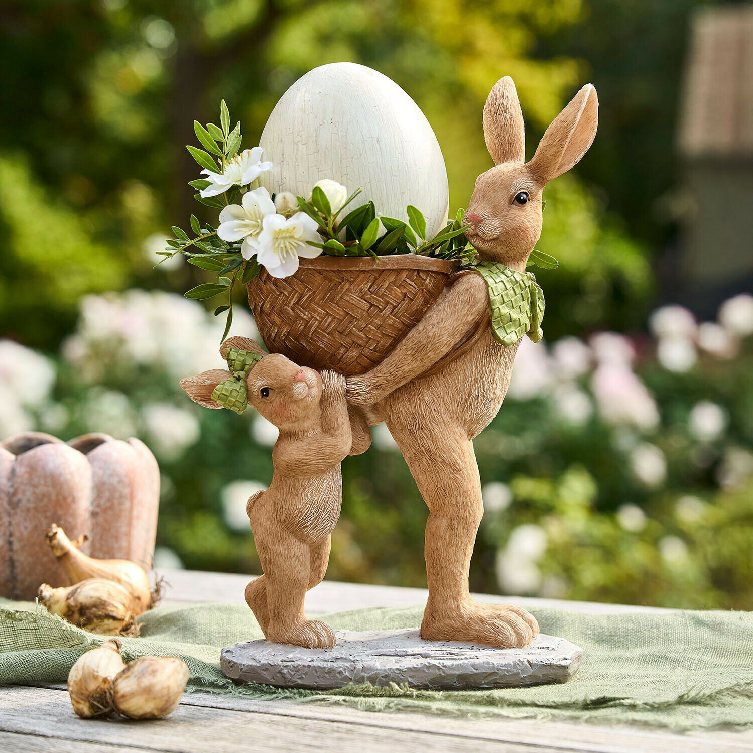 Hasen Bramblet Osterfigur Hase mit Korb und weißem Ei, dekorative Frühlingsdeko für Gartentisch
