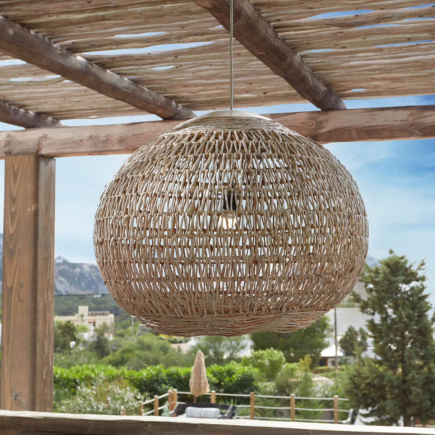 Lampenschirm Fexilor Hängelampe aus geflochtenem Rattan in Naturbeige für stilvolle Innen- und Außendekoration