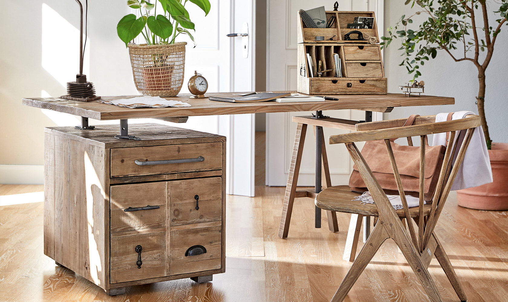 Vintage Holztisch mit Schubladen und passendem Stuhl in Naturfarbe, rustikaler Wohnstil