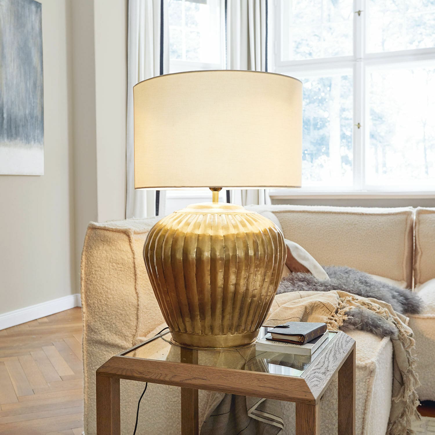Tischlampe Fauville Goldene Metall-Tischlampe mit beigem Lampenschirm auf Glastisch in hellem Wohnzimmer