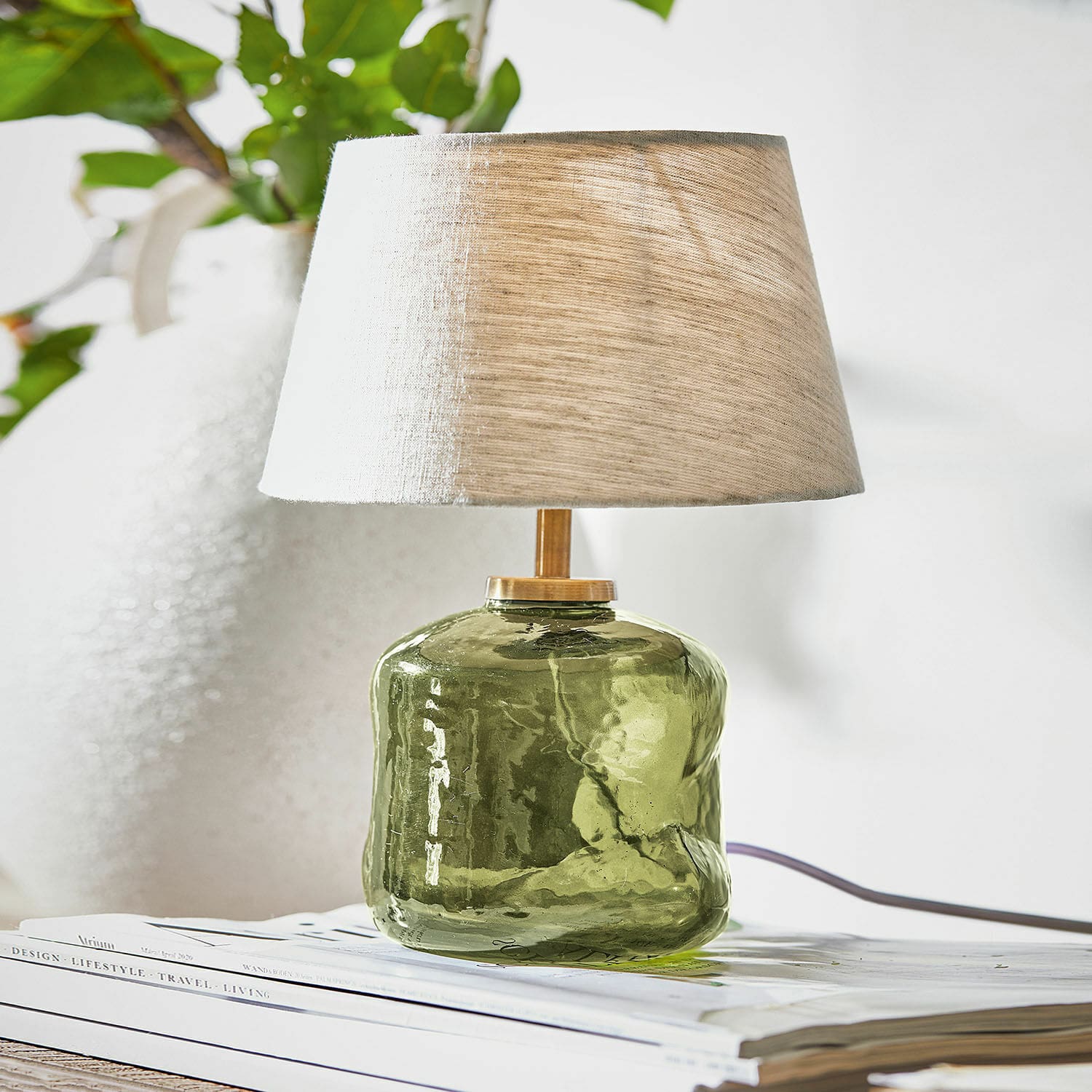 Tischlampe Rufino Tischlampe aus grünem Glas mit beigem Stoffschirm, stilvolle Wohnraumbeleuchtung