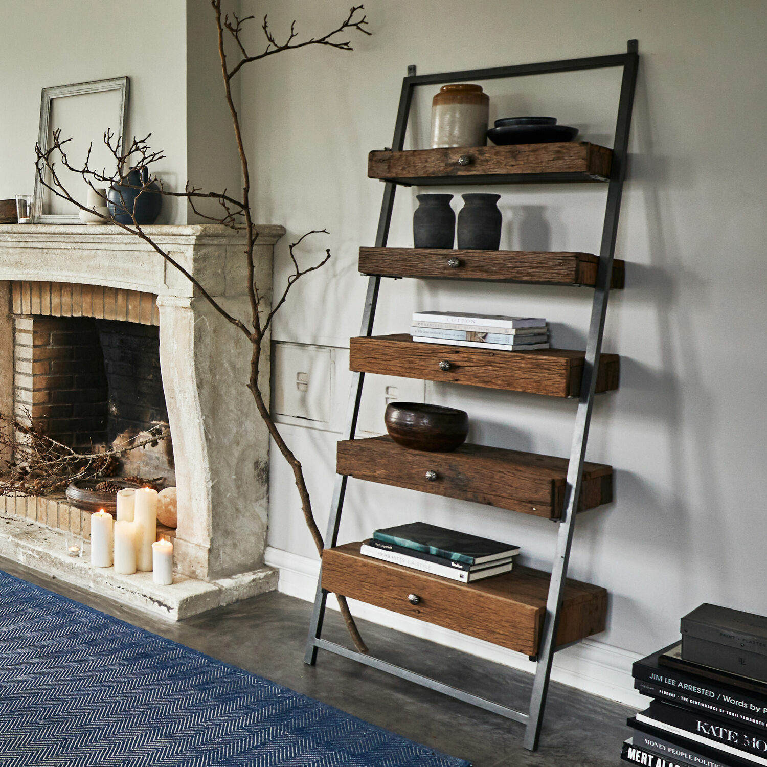 Regal Rosemill Loft-Regal aus Holz und Metall mit Schubladen, Dekorationen und Büchern im Wohnzimmer
