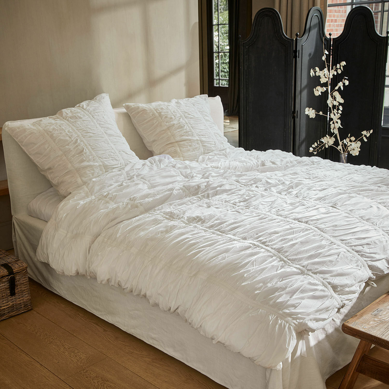 Bettwäsche Magdelen Weiße Baumwollbettwäsche mit Rüschen auf Bett in gemütlichem Schlafzimmer
