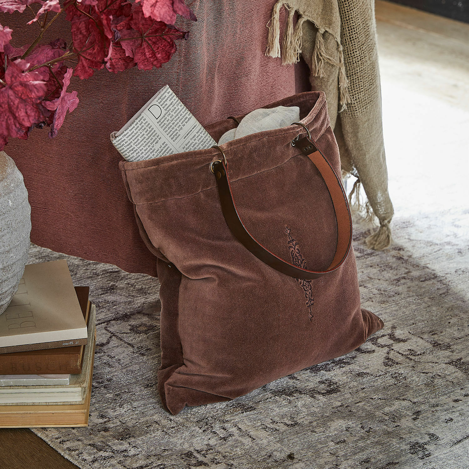Tasche Clarimonda Braune Tasche aus weichem Material mit dekorativer Stickerei und Ledergriffen für den Alltag