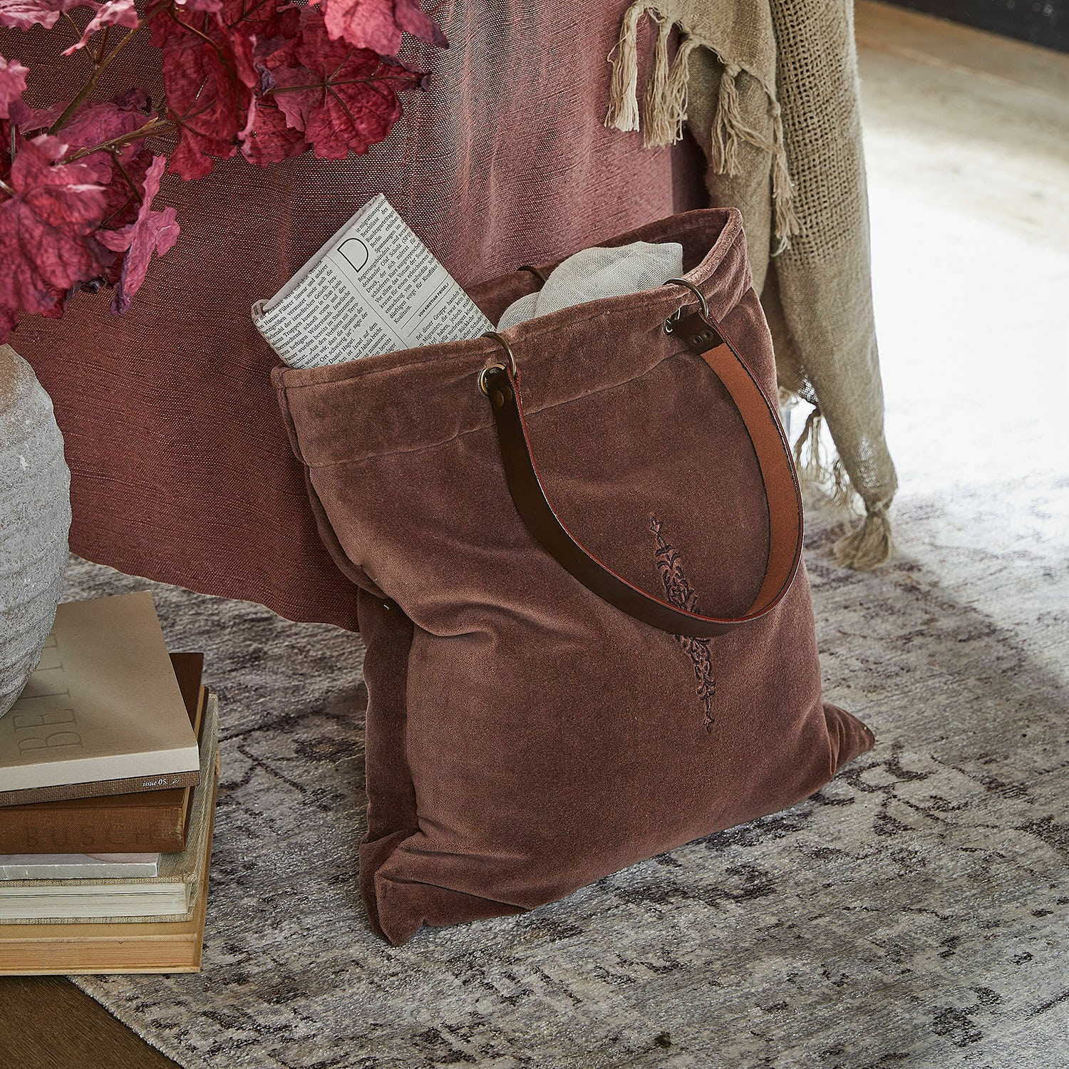 Tasche Clarimonda Braune Tasche aus weichem Material mit dekorativer Stickerei und Ledergriffen für den Alltag