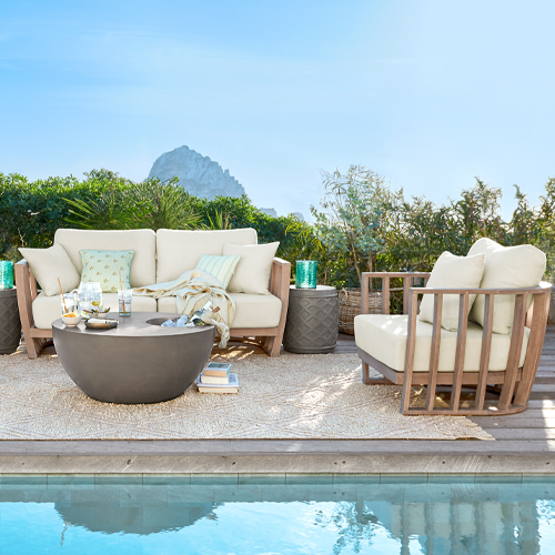 Gartenmöbel-Set mit beigen Polstern und Holzrahmen am Pool auf der Terrasse