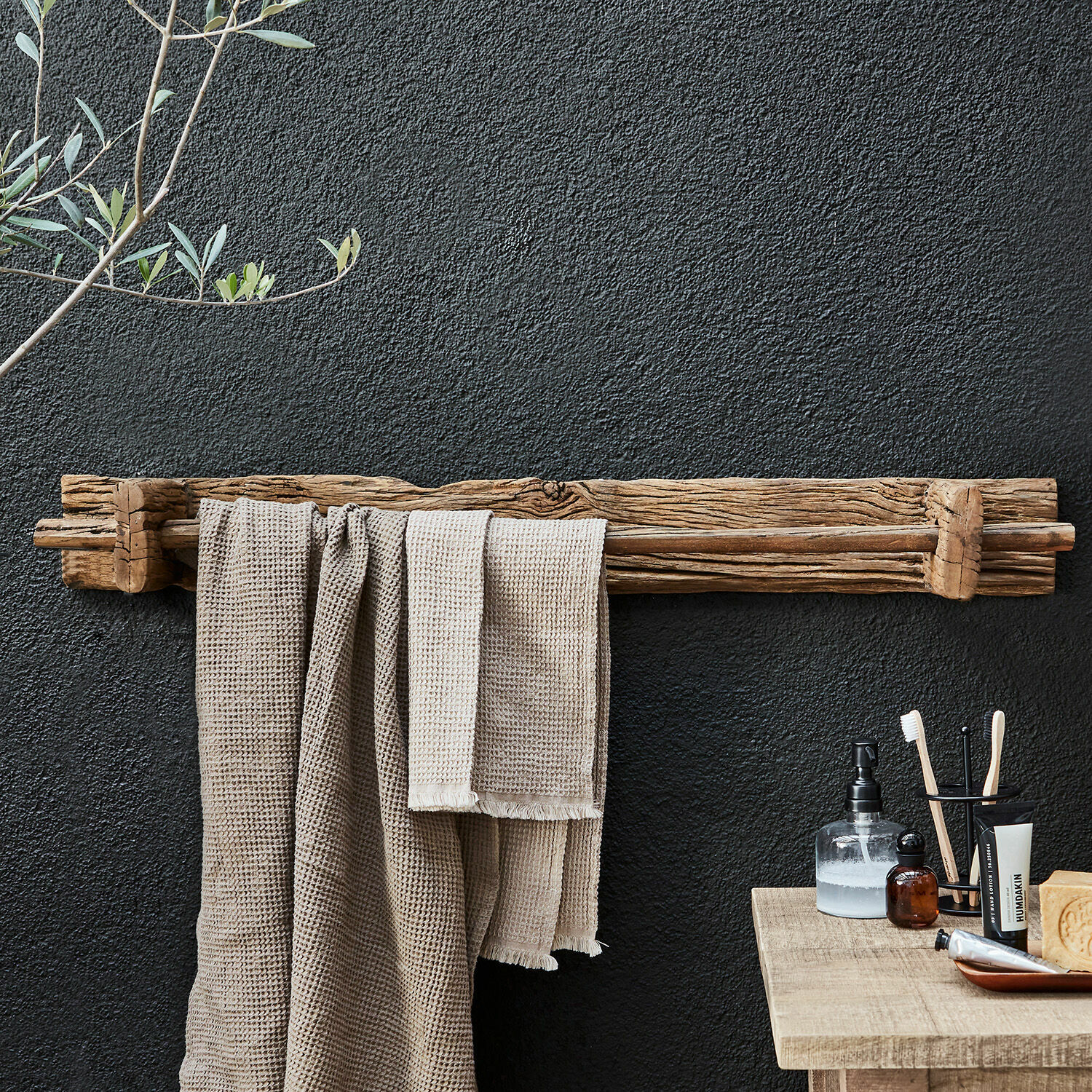 Handtuchhalter Einid Rustikaler Handtuchhalter aus Naturholz an schwarzer Wand im Badezimmer mit Accessoires