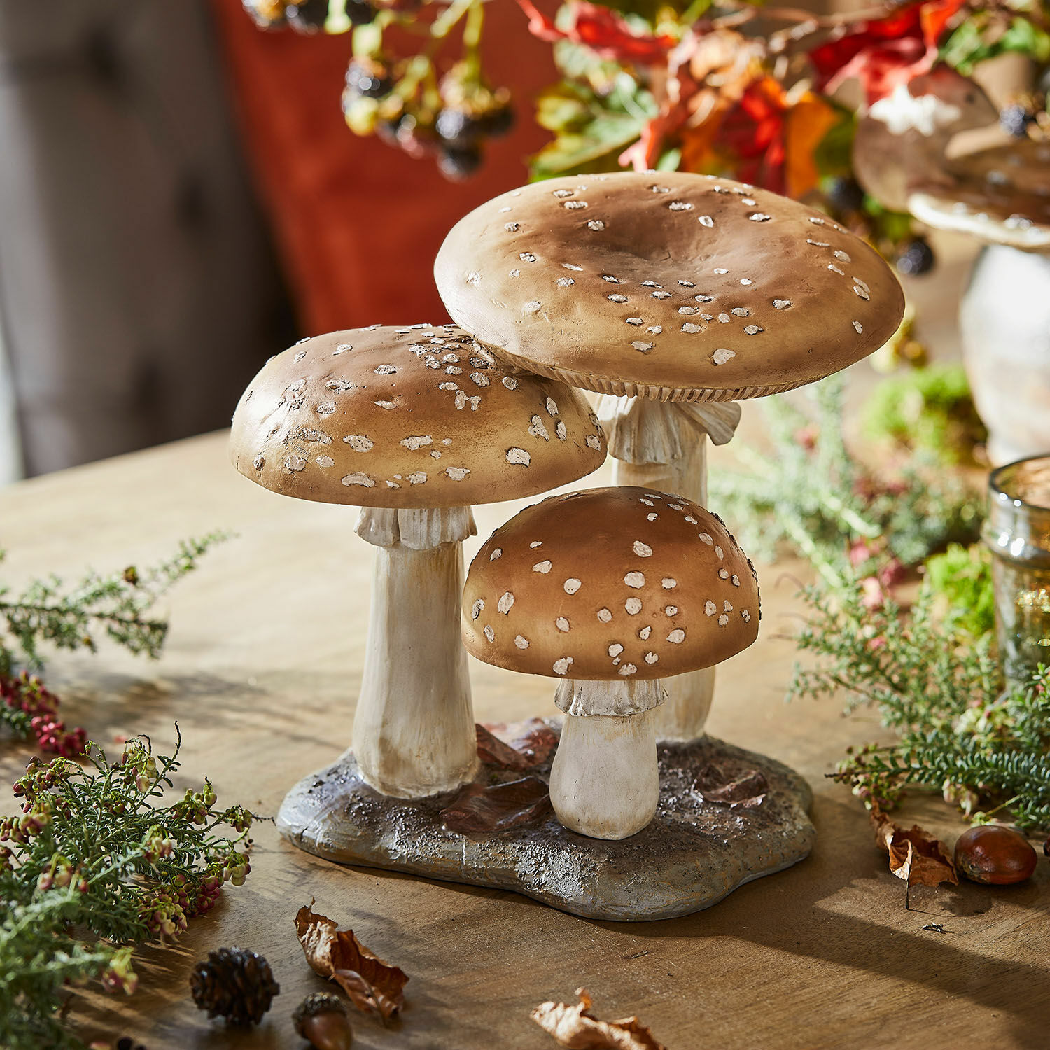 Deko-Pilze Harvelle Dekorative braune Pilze mit weißen Punkten auf Basis, herbstlicher Tischschmuck aus Kunstmaterial