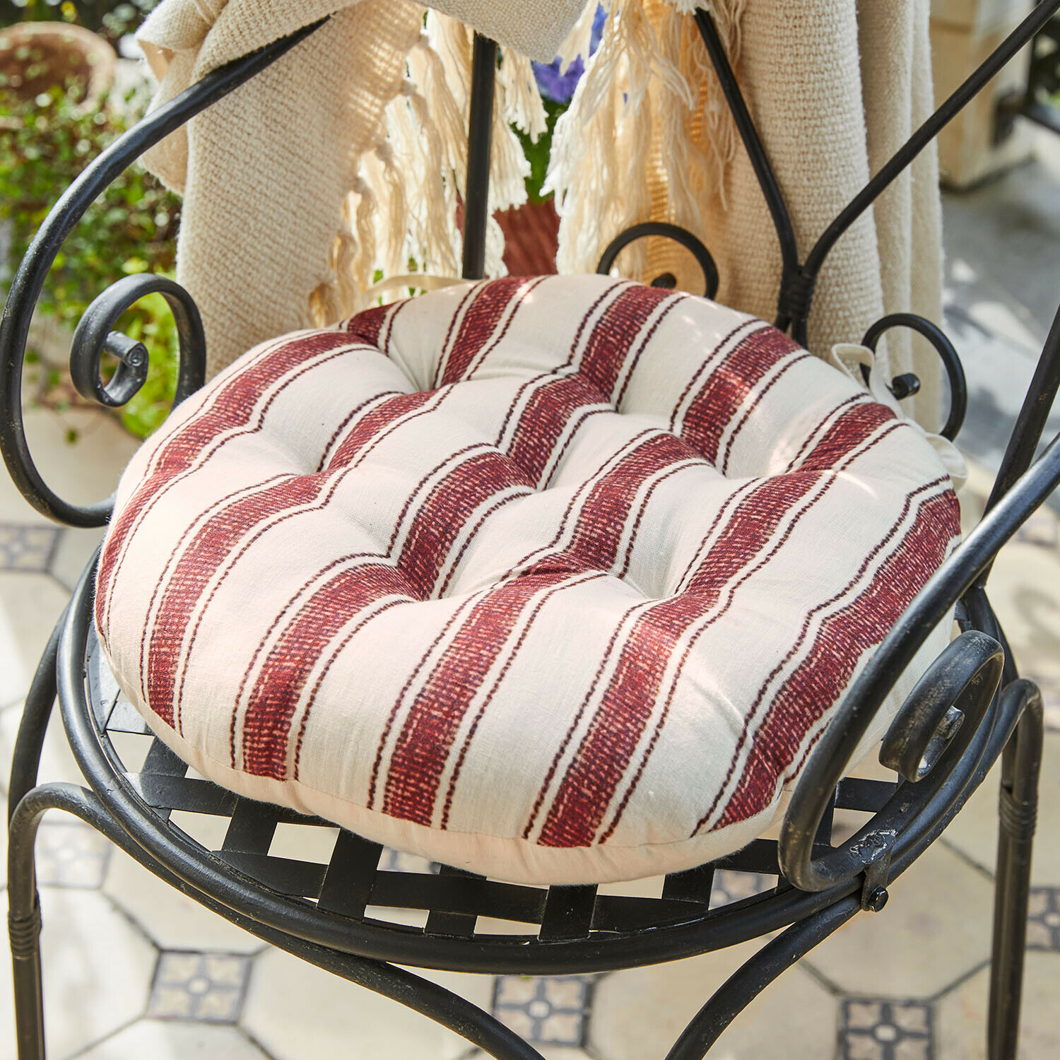 Sitzkissen 2er Set Bourrignon Rundes Baumwollkissen in Creme mit roten Streifen, bequem für Stühle im Innen- und Außenbereich