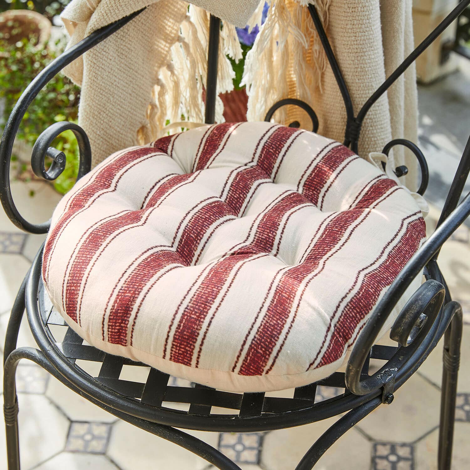Sitzkissen 2er Set Bourrignon Rundes Baumwollkissen in Creme mit roten Streifen, bequem für Stühle im Innen- und Außenbereich