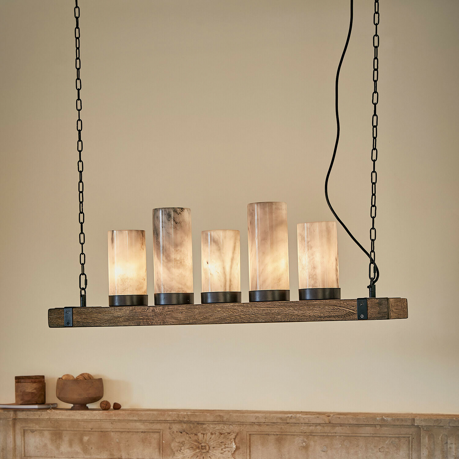 Hängelampe Haverfell Hängelampe mit fünf milchigen Glaszylindern und Holzsockel im rustikalen Stil