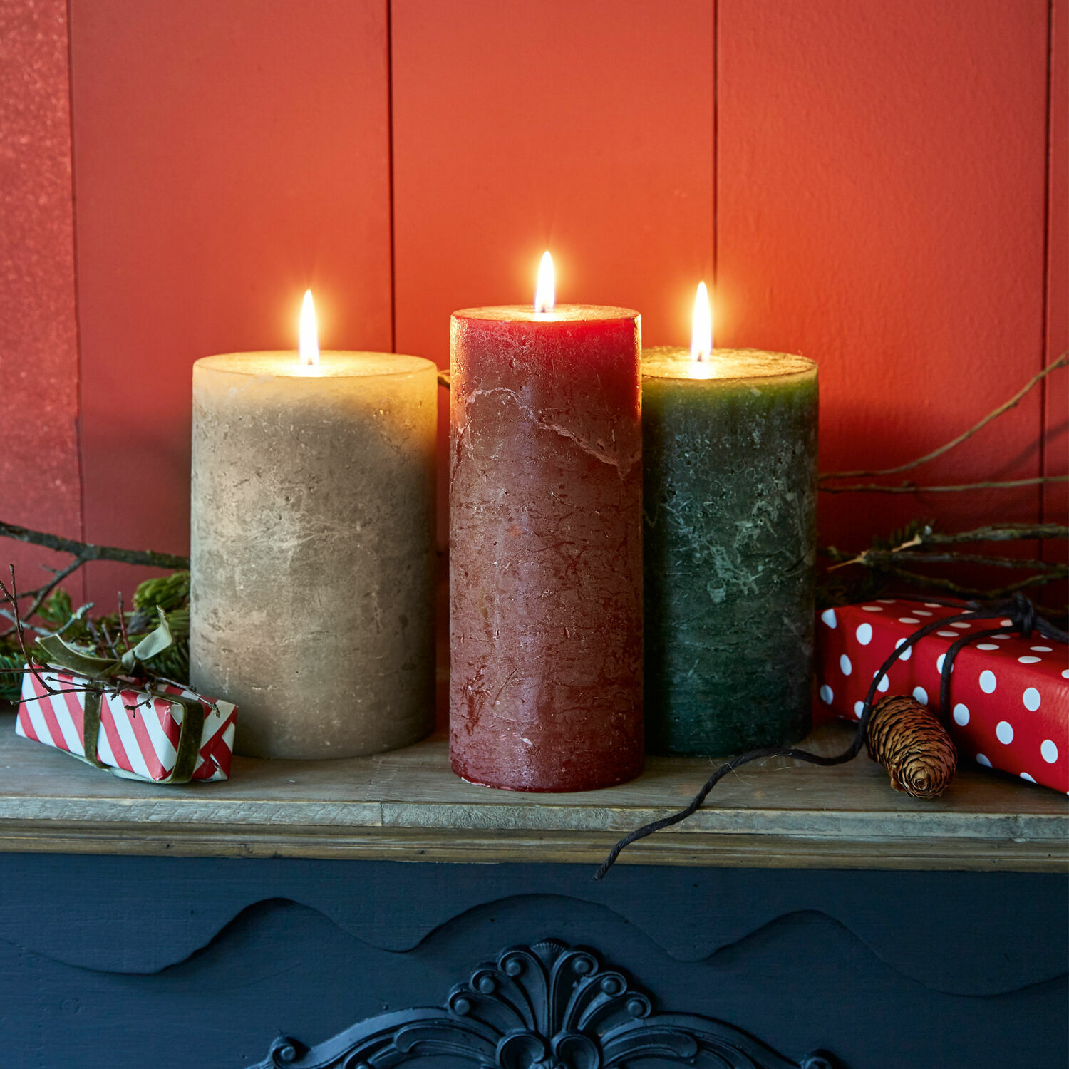 Kerze 3er Set Salis Drei Wachskerzen in Beige, Rot und Grün auf Holzregal mit weihnachtlicher Dekoration