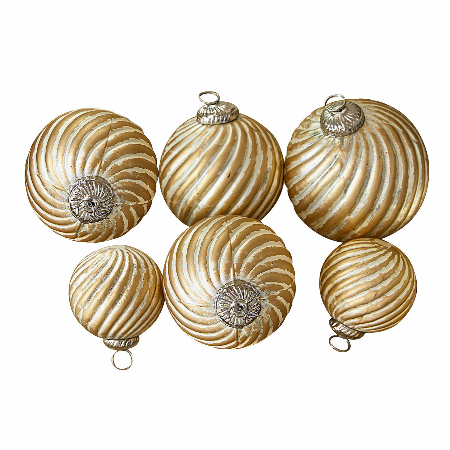 Weihnachtskugeln 6er Set Frasetta Set aus sechs goldfarbenen Weihnachtskugeln mit weißen Spiralmustern und Metallhaken