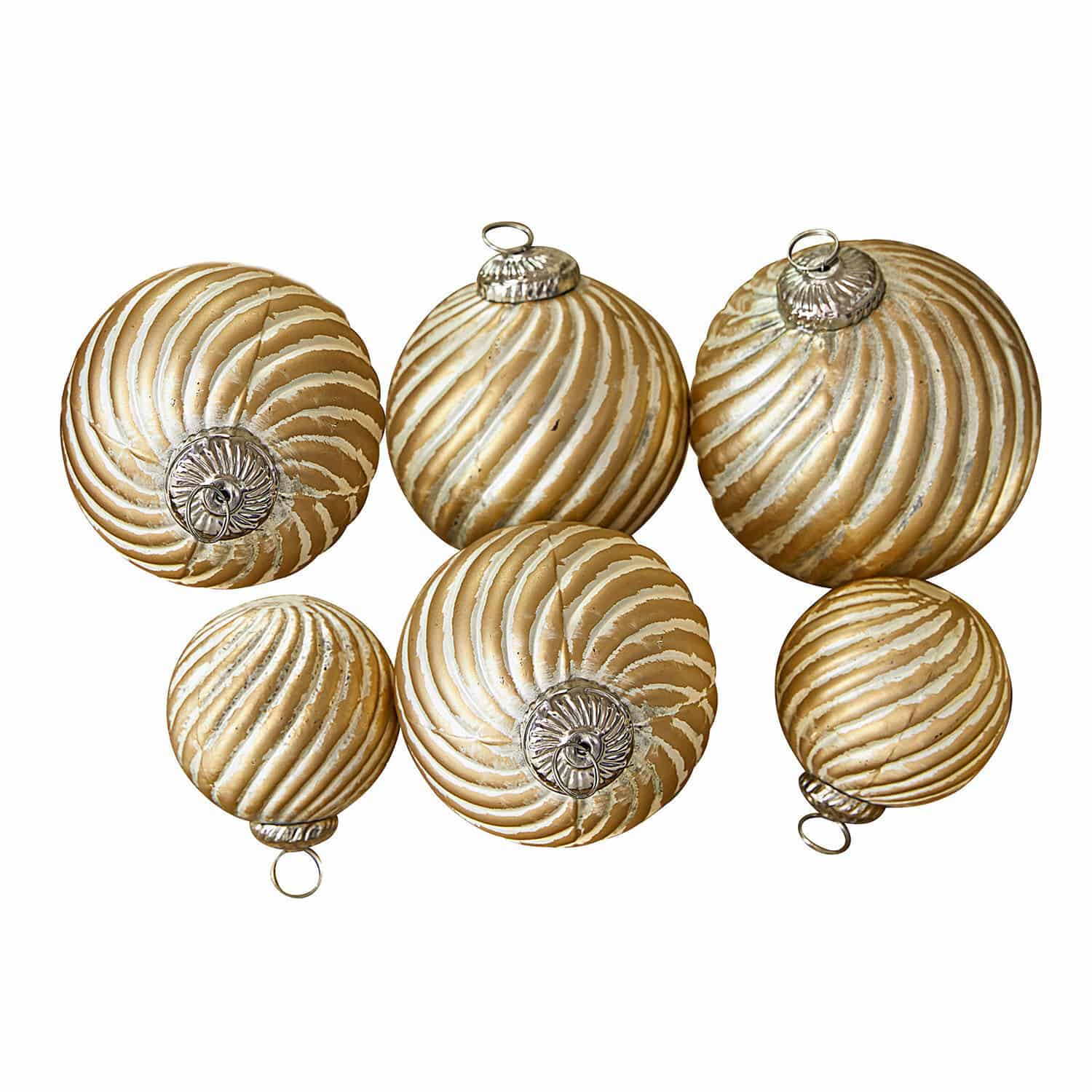 Weihnachtskugeln 6er Set Frasetta Set aus sechs goldfarbenen Weihnachtskugeln mit weißen Spiralmustern und Metallhaken