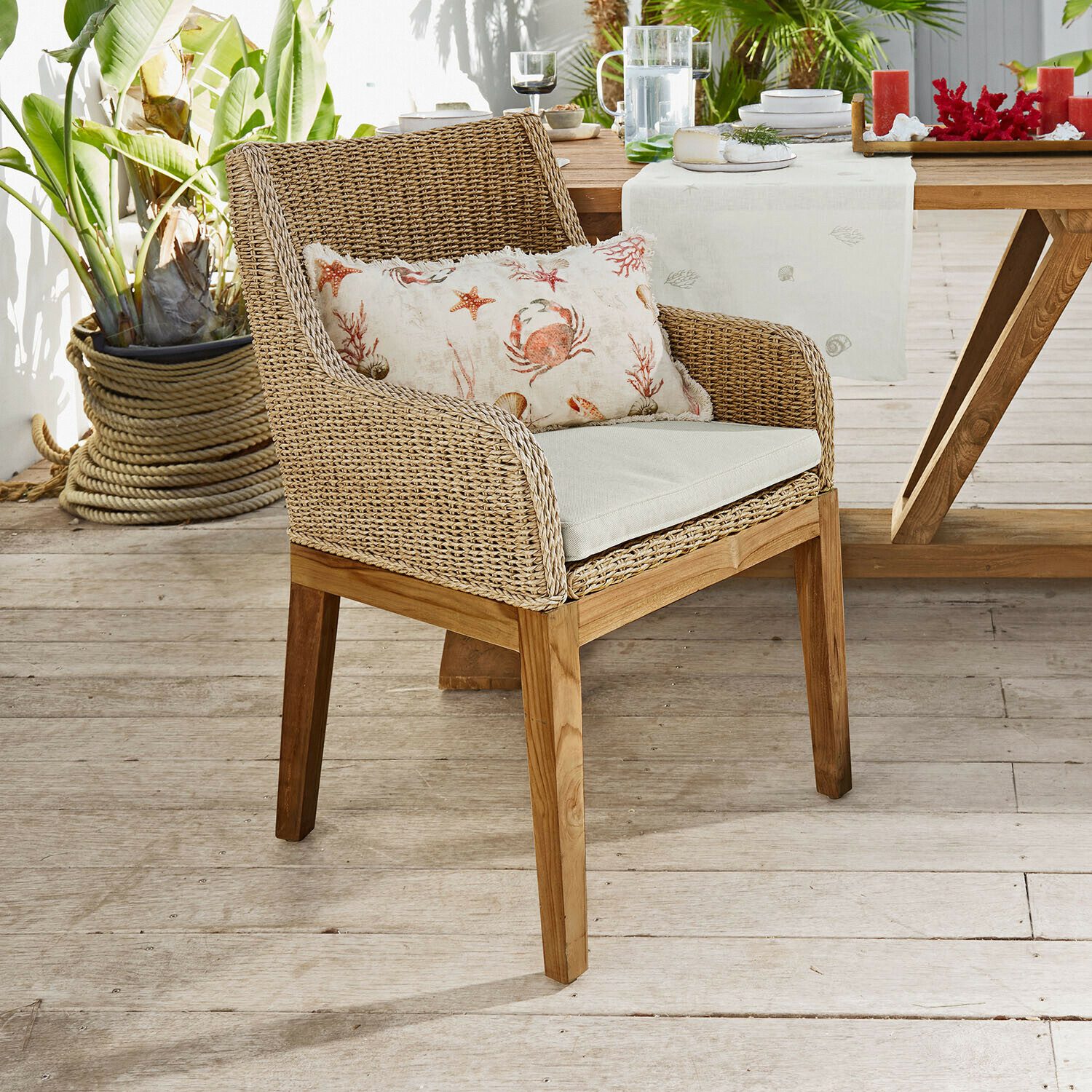 Stuhl Olvira Stuhl aus Rattan und Teakholz mit hellem Sitzkissen und maritimem Dekokissen für den Außenbereich