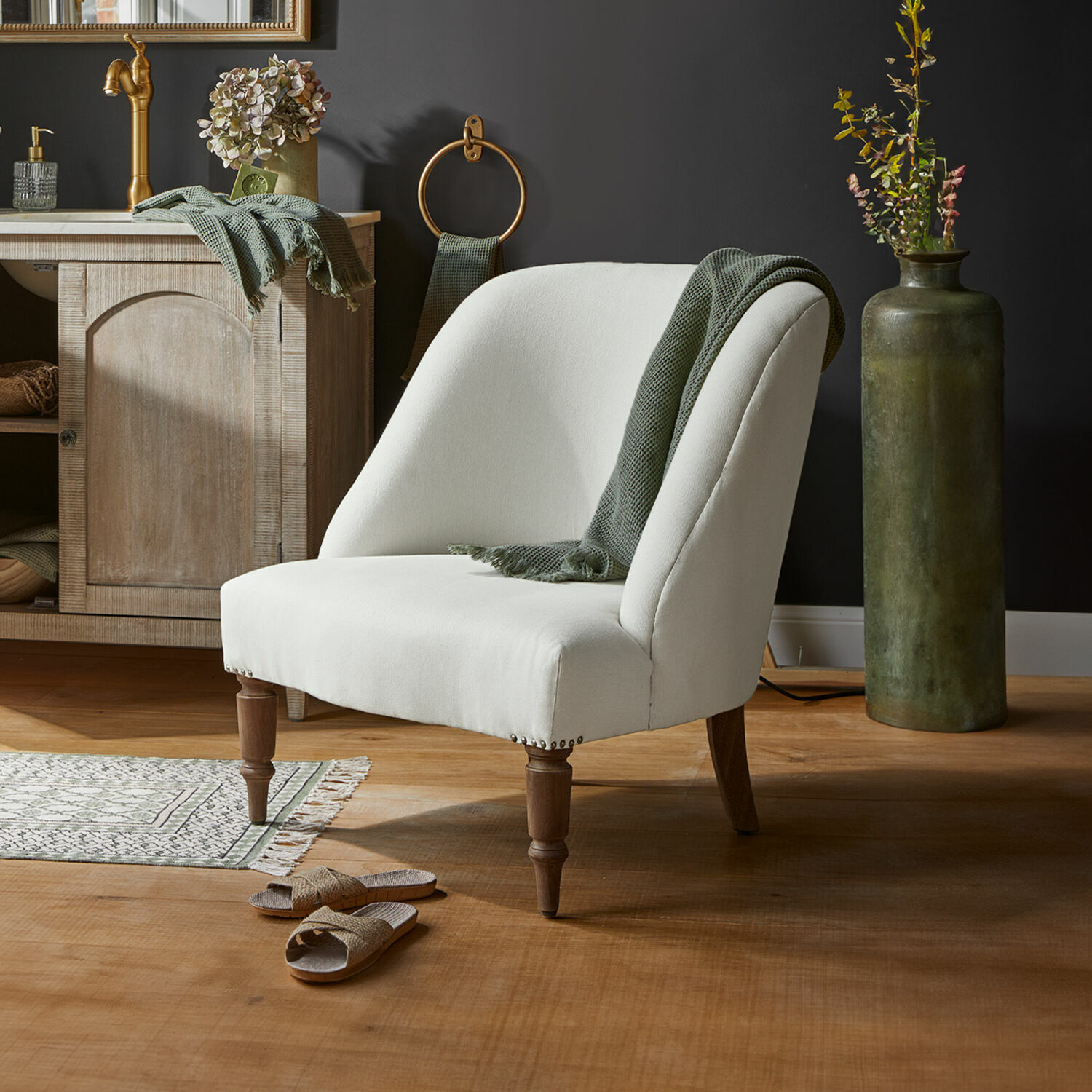 Sessel Maplewood Weiß gepolsterter Sessel mit Holzbeinen und grünem Plaid in modernem Raum