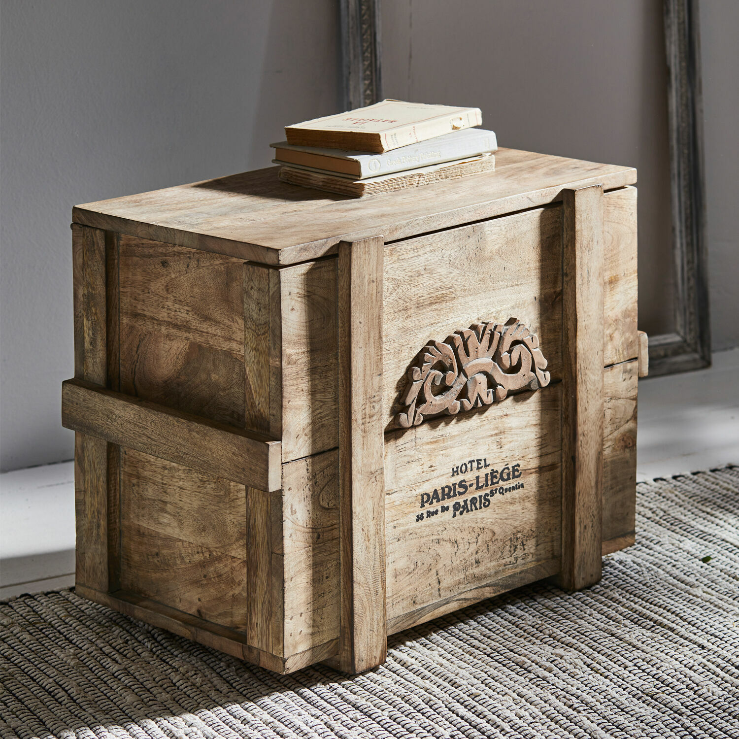 Dekorative Holzkiste in Naturholz mit geschnitztem Muster und Paris-Schriftzug, Aufbewahrungsmöbel