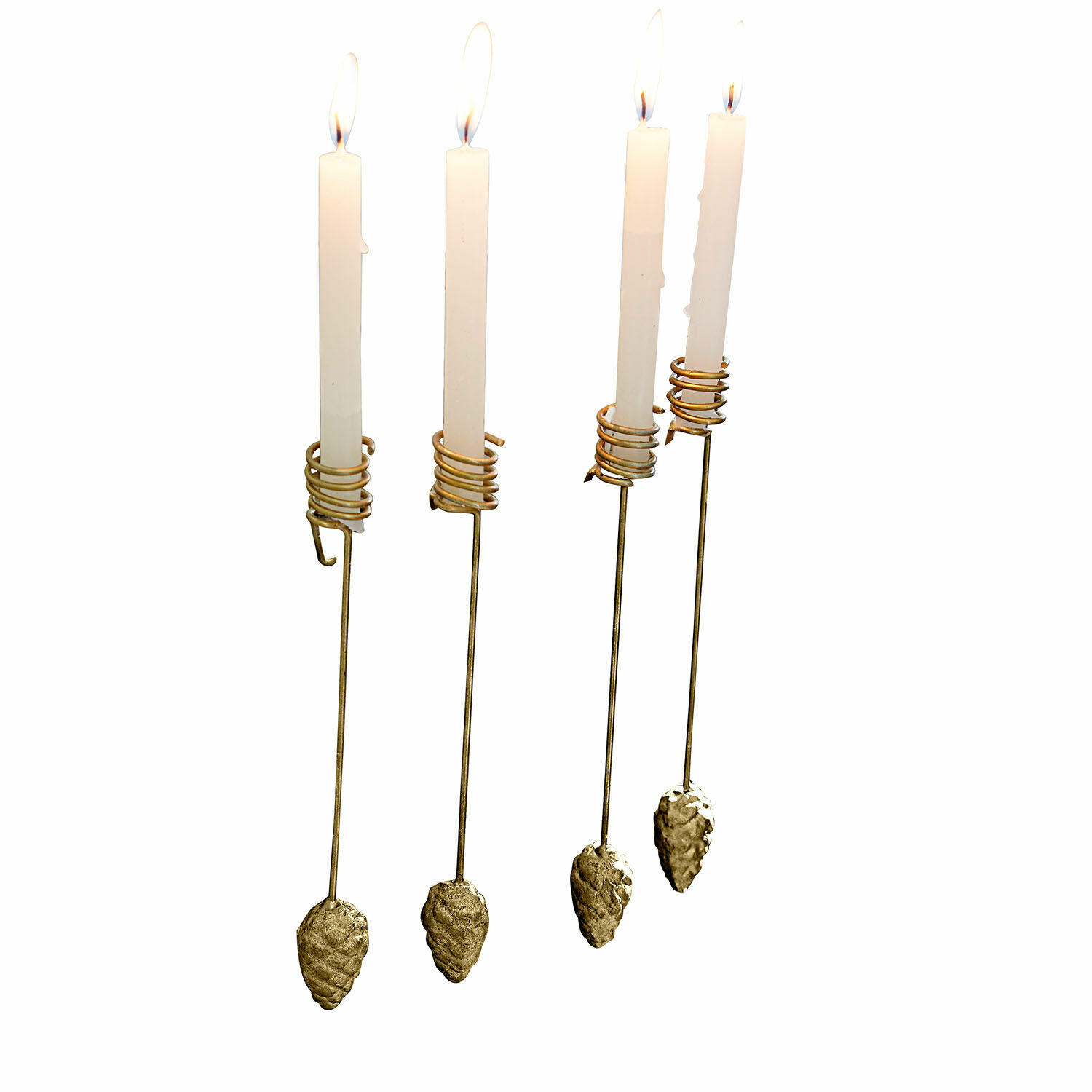 Kerzenhalter 4er Set Norélie Vier goldene Kerzenhalter mit Metallzapfen und weißen Kerzen als stilvolle Wohnaccessoires