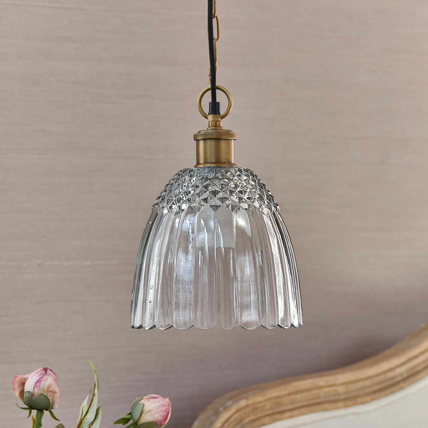 Hängelampe Ervila Hängelampe aus Glas mit Messinghalterung und dekorativem Vintage-Schirm