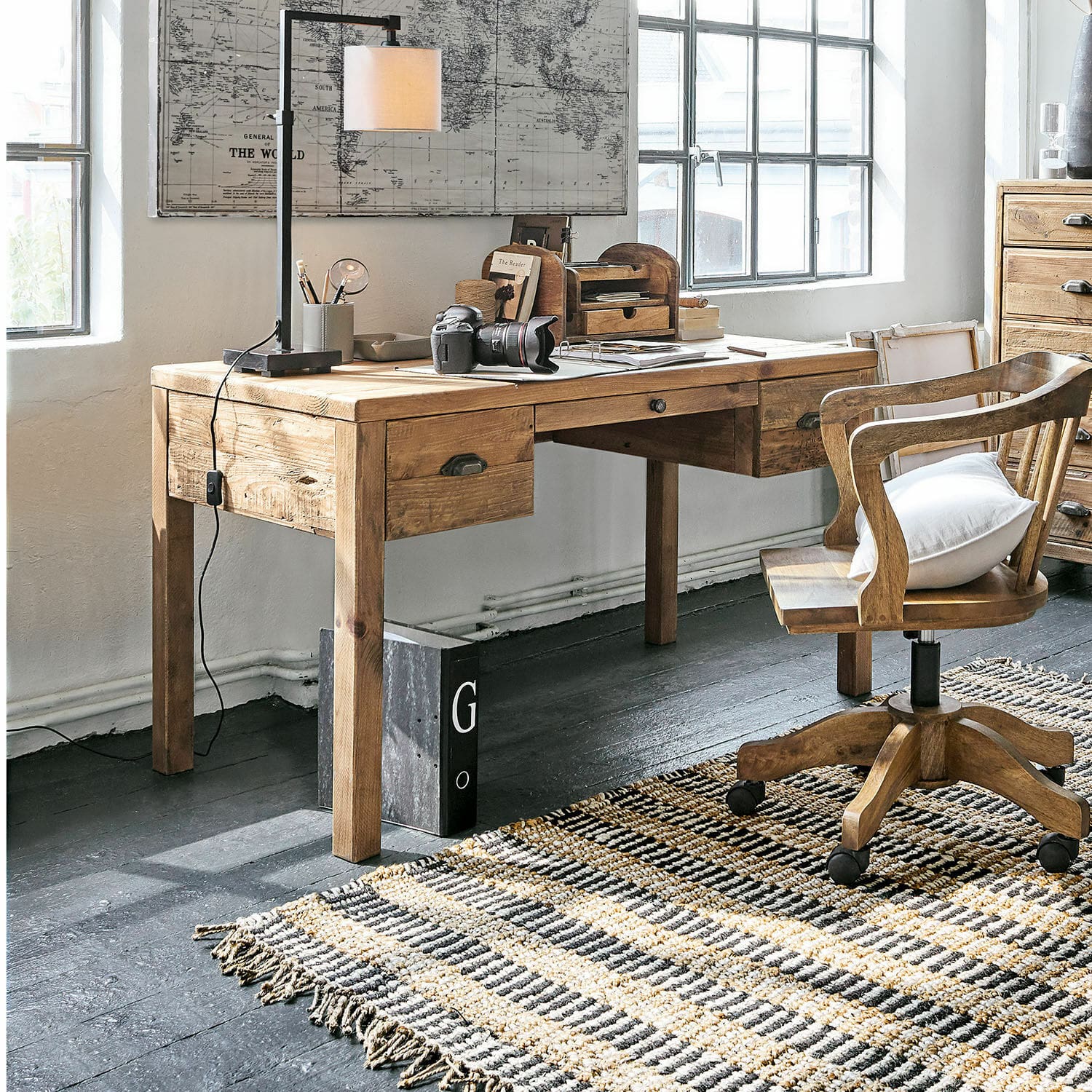 Schreibtisch Kerava Holzschreibtisch mit drehbarem Stuhl in hellem Raum, Vintage-Lampe und Weltkarte an der Wand