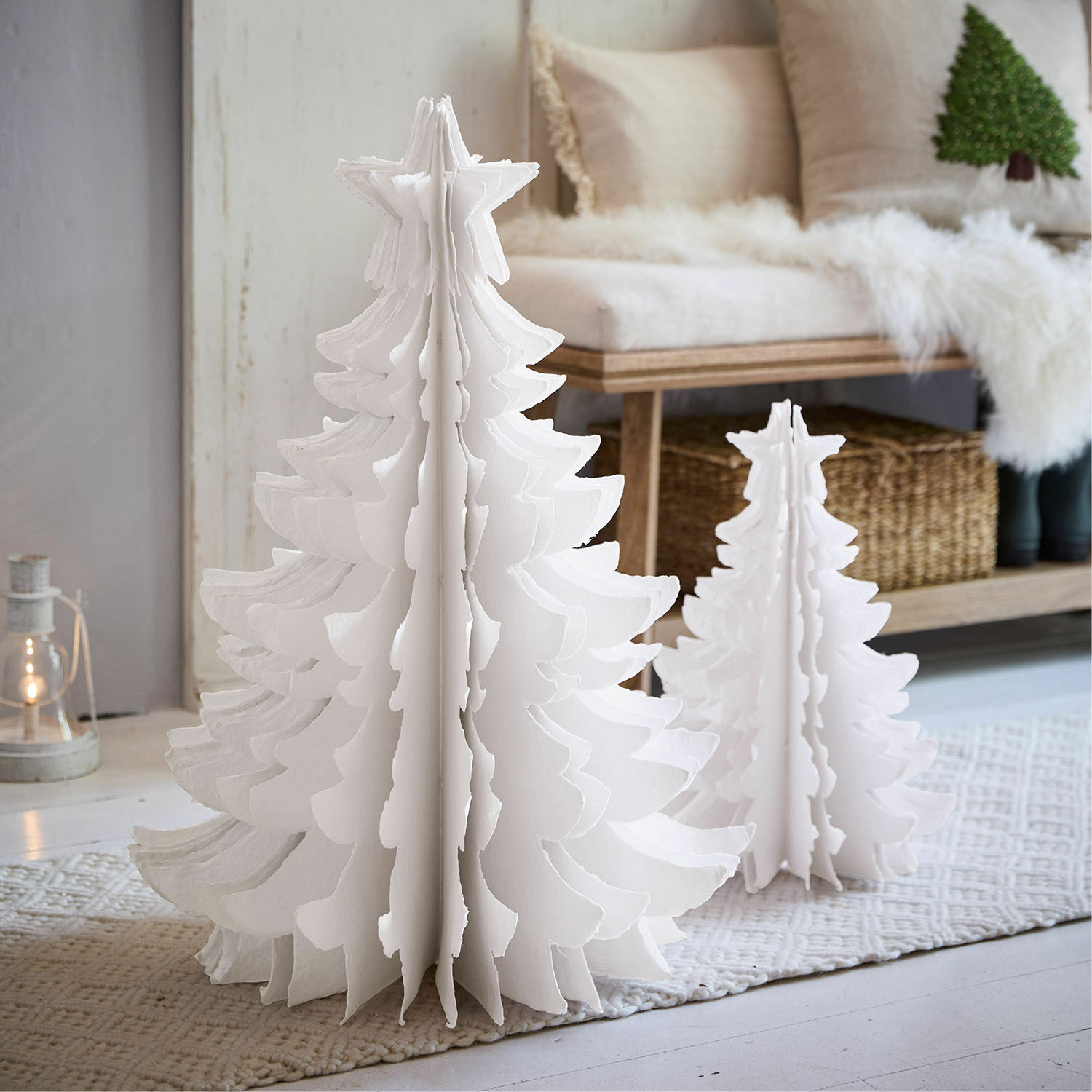 Deko-Baum 2er Set Amuré Zwei weiße Papier-Weihnachtsbäume in verschiedenen Größen auf Teppich in hellem Raum