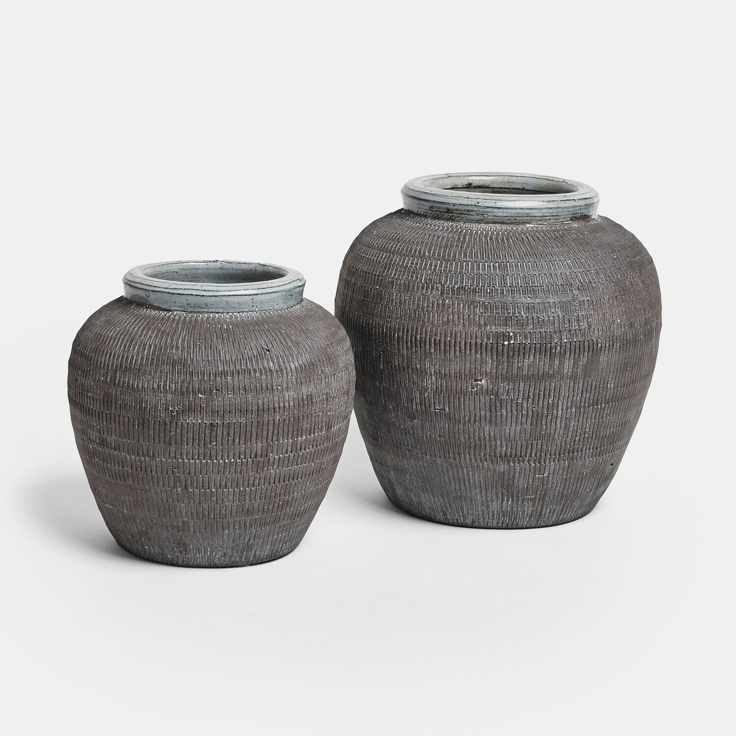 Vase 2er Set Calverna Zwei dekorative graue Keramikvasen mit strukturierter Oberfläche und hellem Rand oben