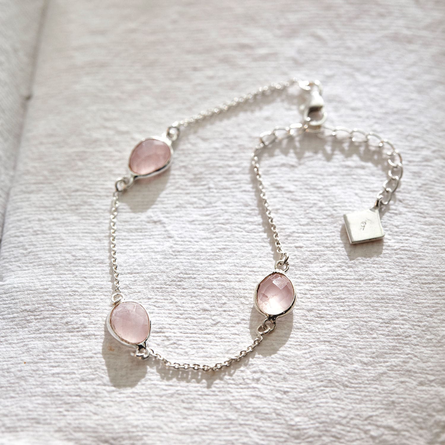 Armband Meadow Feines Silberarmband mit rosa Steinen, eleganter Damenschmuck